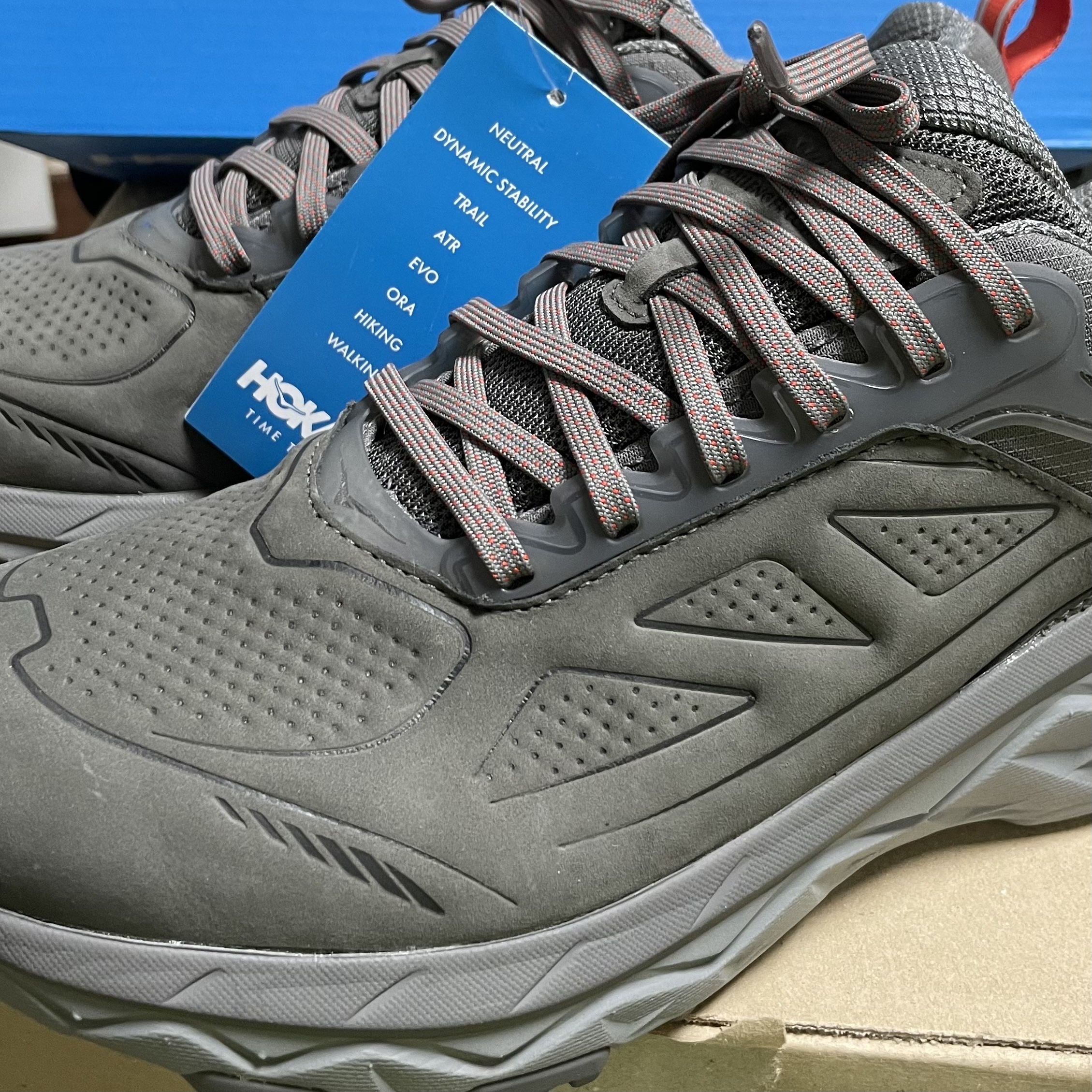 Hoka Challenger Low Gore-Tex Charcoal Grey 착용 스타일 - 1