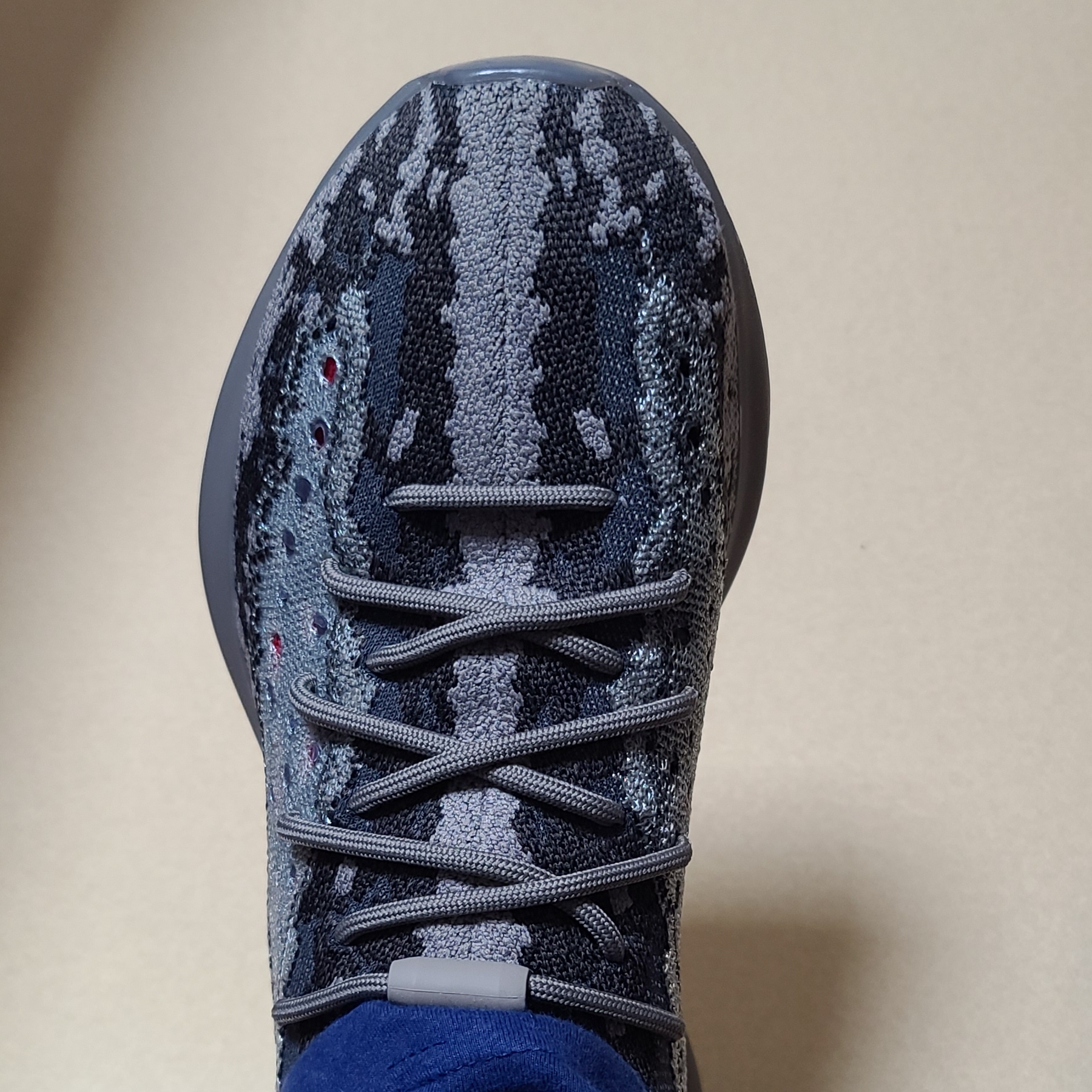 Adidas Yeezy Boost 380 Stone Salt 착용 스타일 - 2