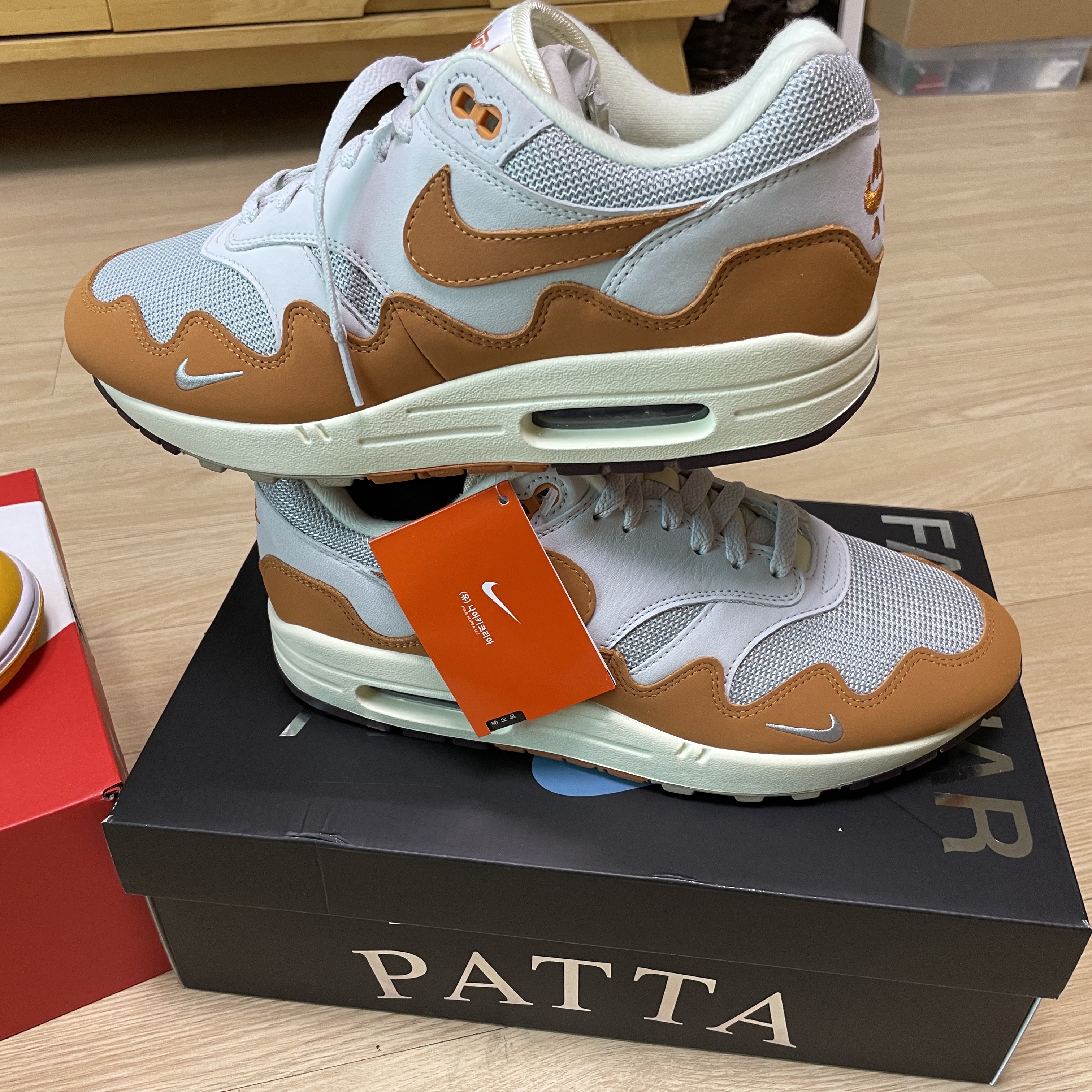 Nike Dunk Low Retro Championship Goldenrod, Nike x Patta Air Max 1 Monarch 착용 스타일 - 3