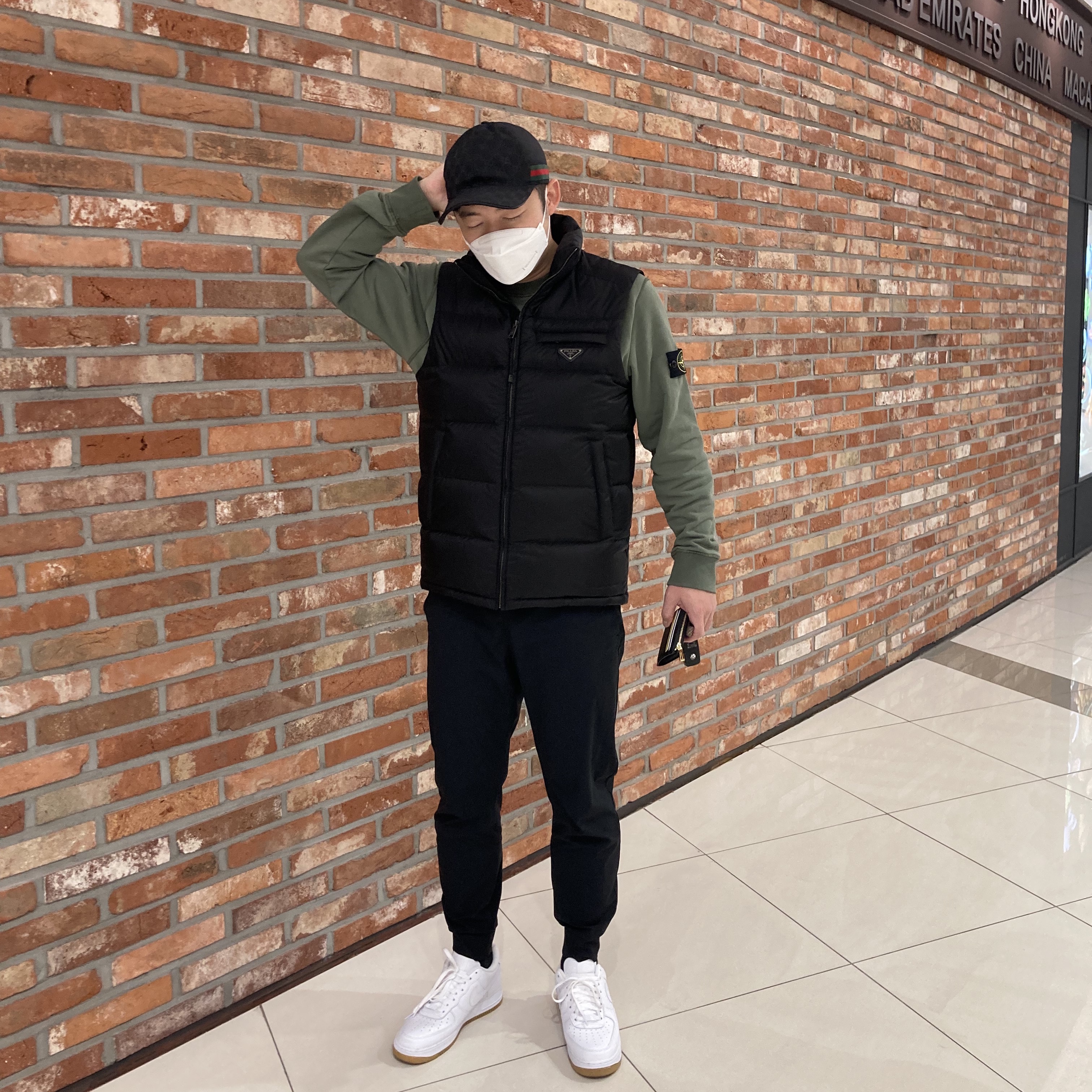 Stone Island 63051 Crewneck Sweatshirt Olive Green - 21SS, Nike Air Force 1 '07 White Gum Light Brown 착용 스타일 - 2
