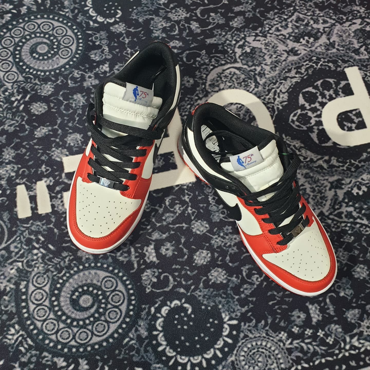 Nike x NBA Dunk Low Retro EMB Black and Chile Red 착용 스타일 - 3