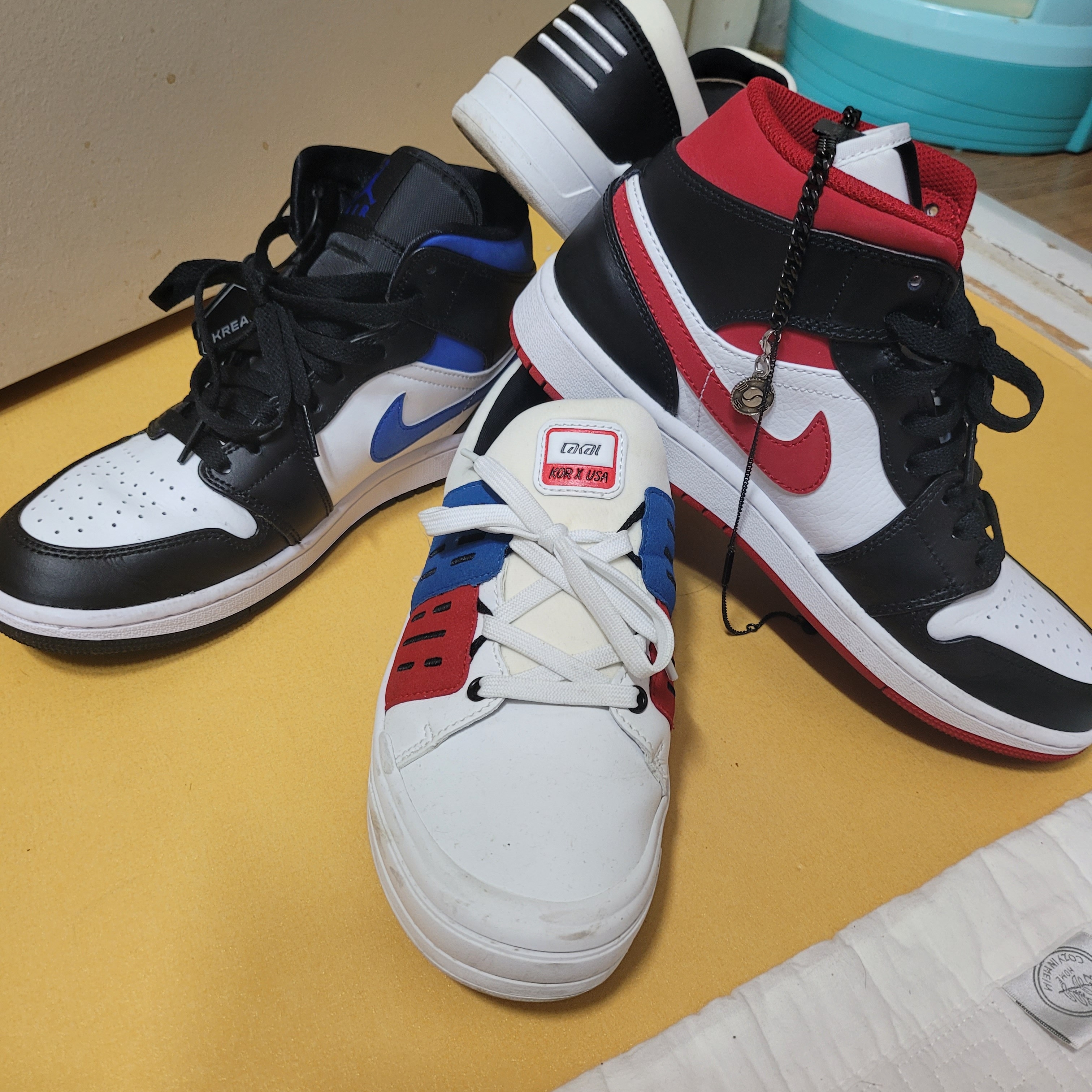 Jordan 1 Mid Gym Red Black White, Jordan 1 Mid Racer Blue 착용 스타일 - 1