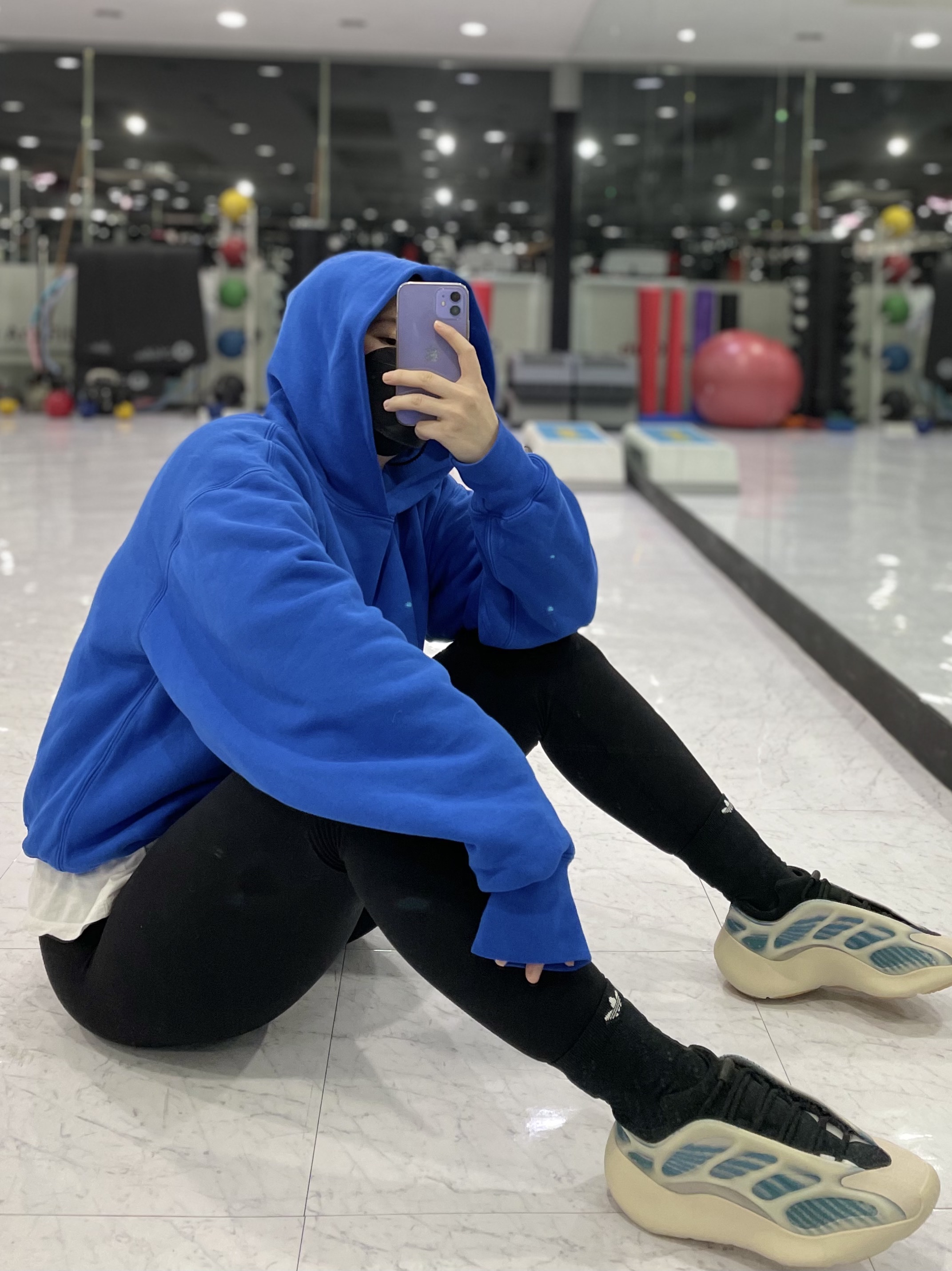 Yeezy Gap Hoodie Blue, Adidas Yeezy 700 V3 Kyanite 착용 스타일 - 3