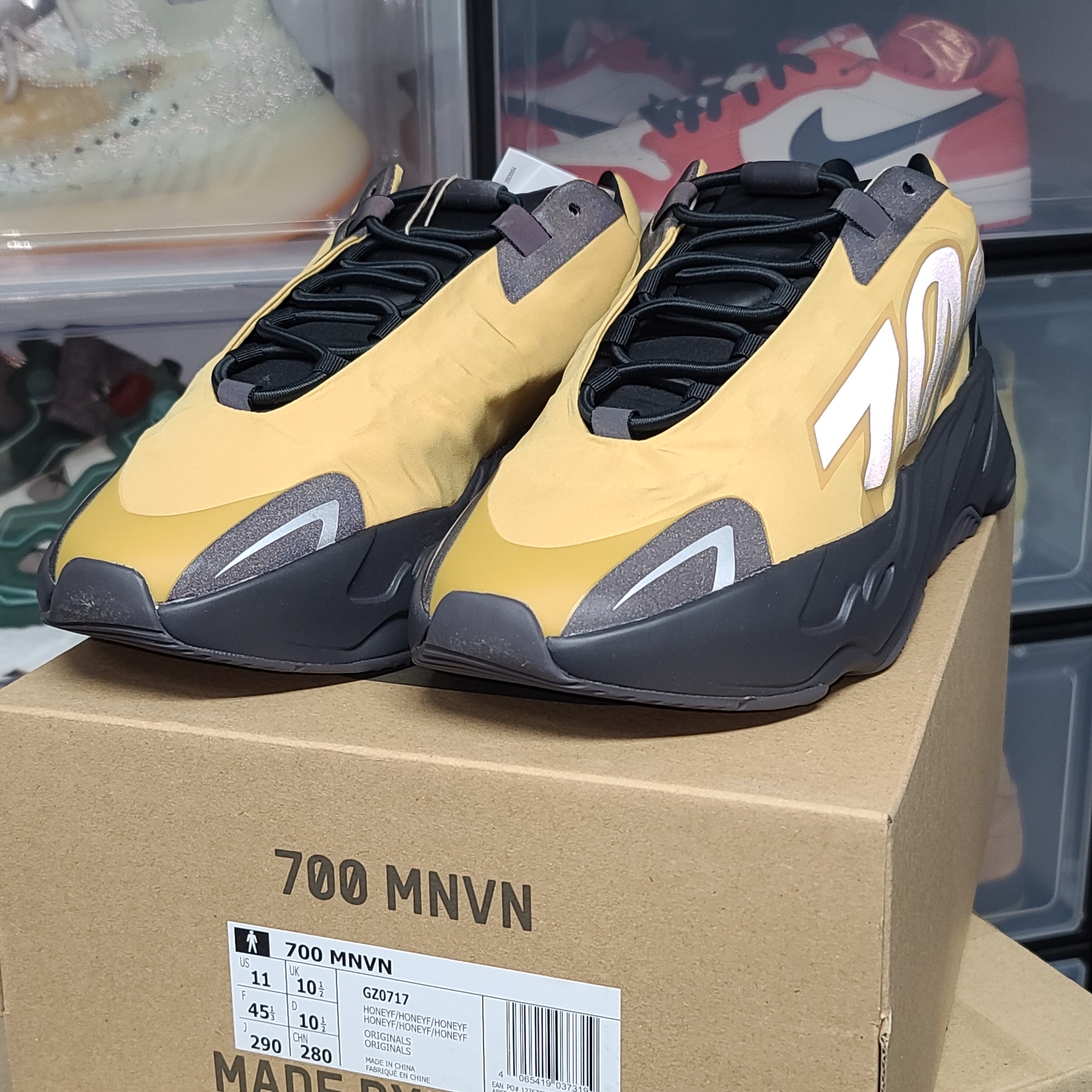 Adidas Yeezy Boost 700 MNVN Honey Flux 착용 스타일 - 1