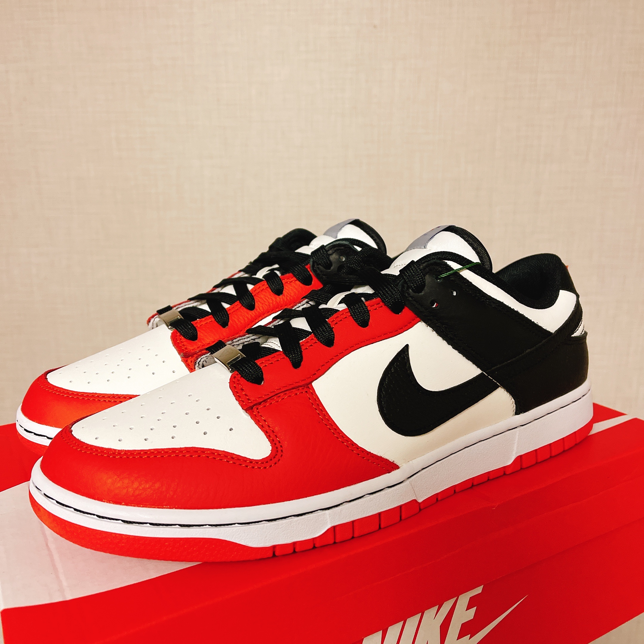 Nike x NBA Dunk Low Retro EMB Black and Chile Red 착용 스타일 - 1