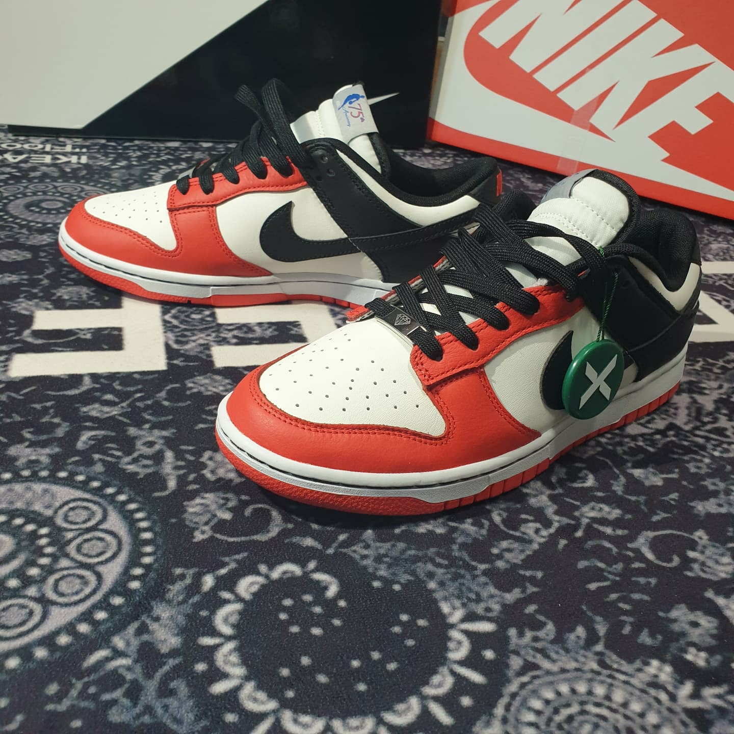 Nike x NBA Dunk Low Retro EMB Black and Chile Red 착용 스타일 - 4