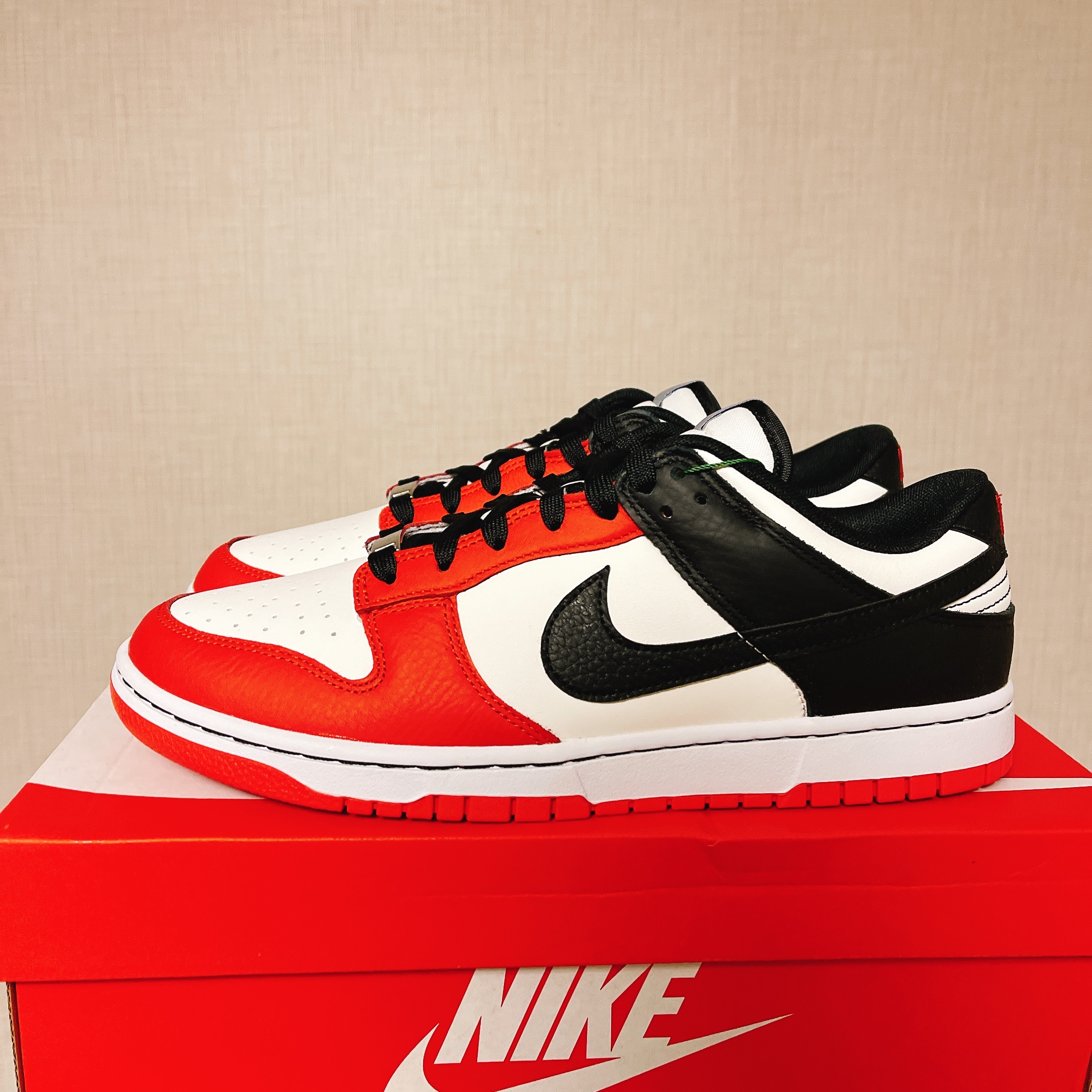 Nike x NBA Dunk Low Retro EMB Black and Chile Red 착용 스타일 - 2