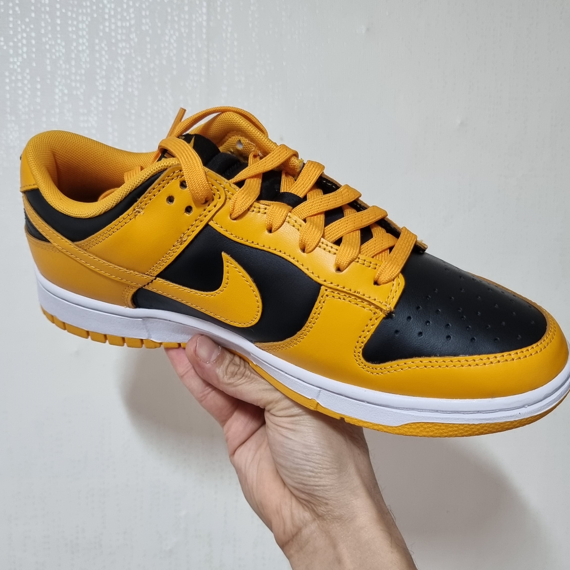 Nike Dunk Low Retro Championship Goldenrod 착용 스타일 - 2