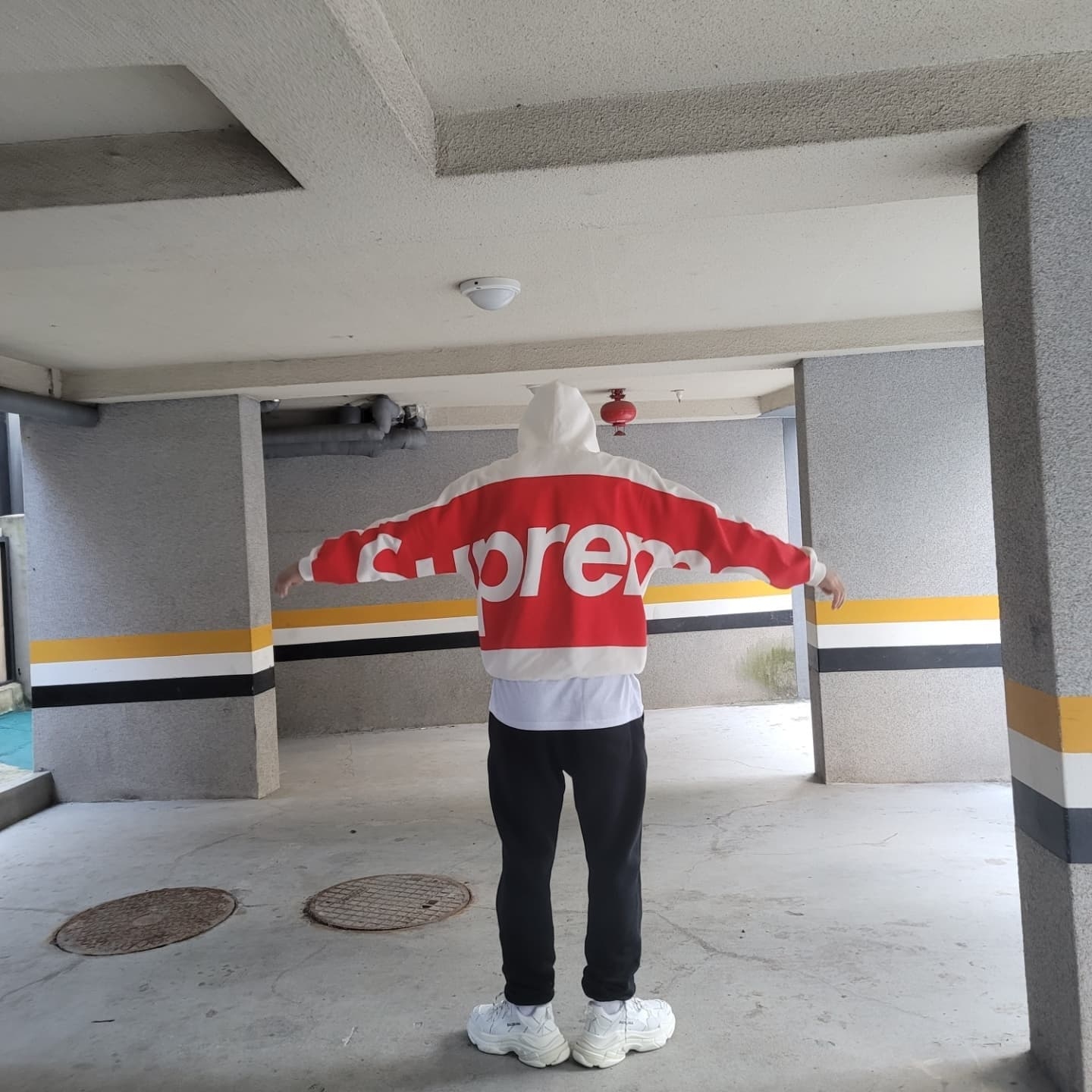 Supreme Big Logo Hooded Sweatshirt White - 21SS, Essentials Sweatpants Black - 21SS 착용 스타일 - 1