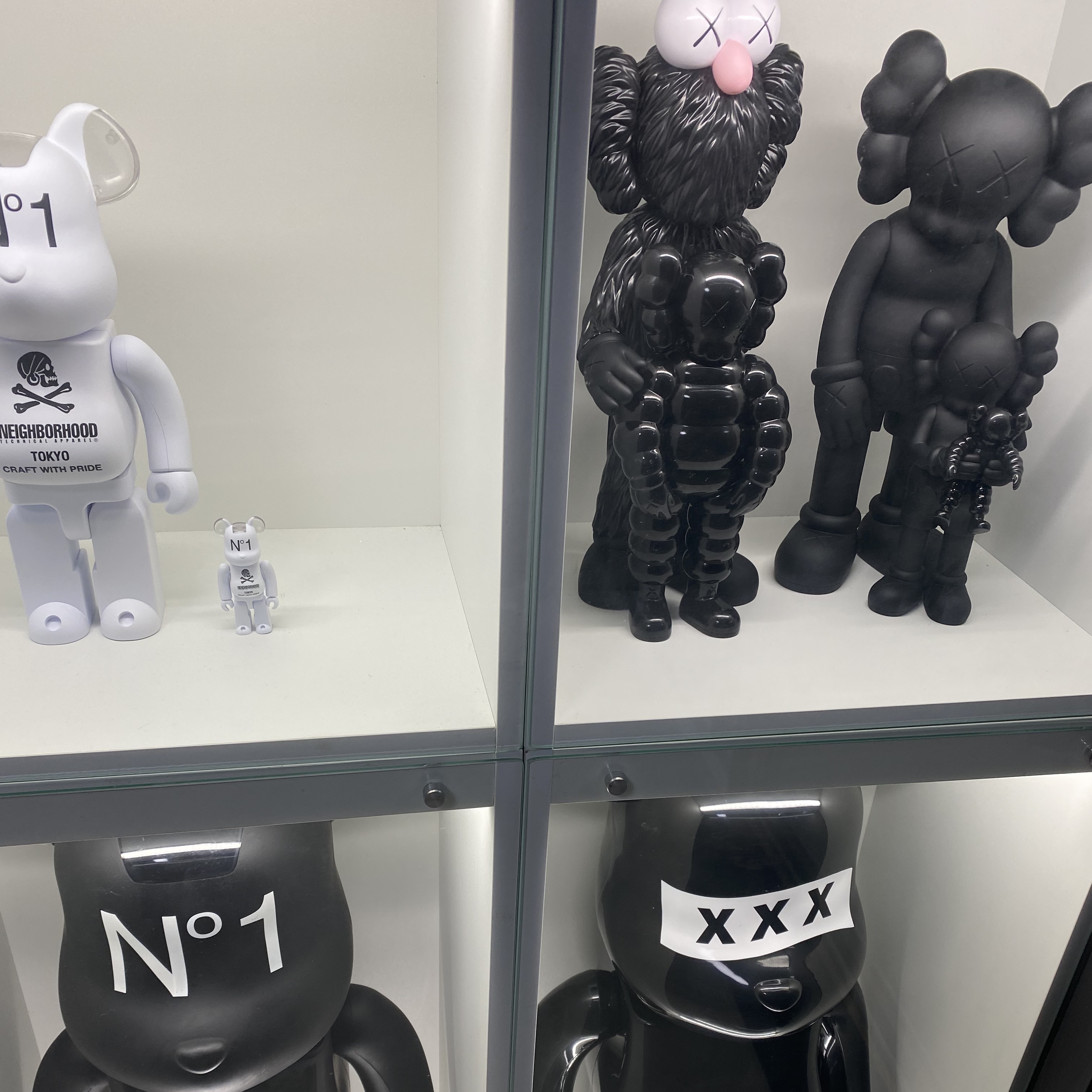 Kaws Family Vinyl Figure Black 착용 스타일