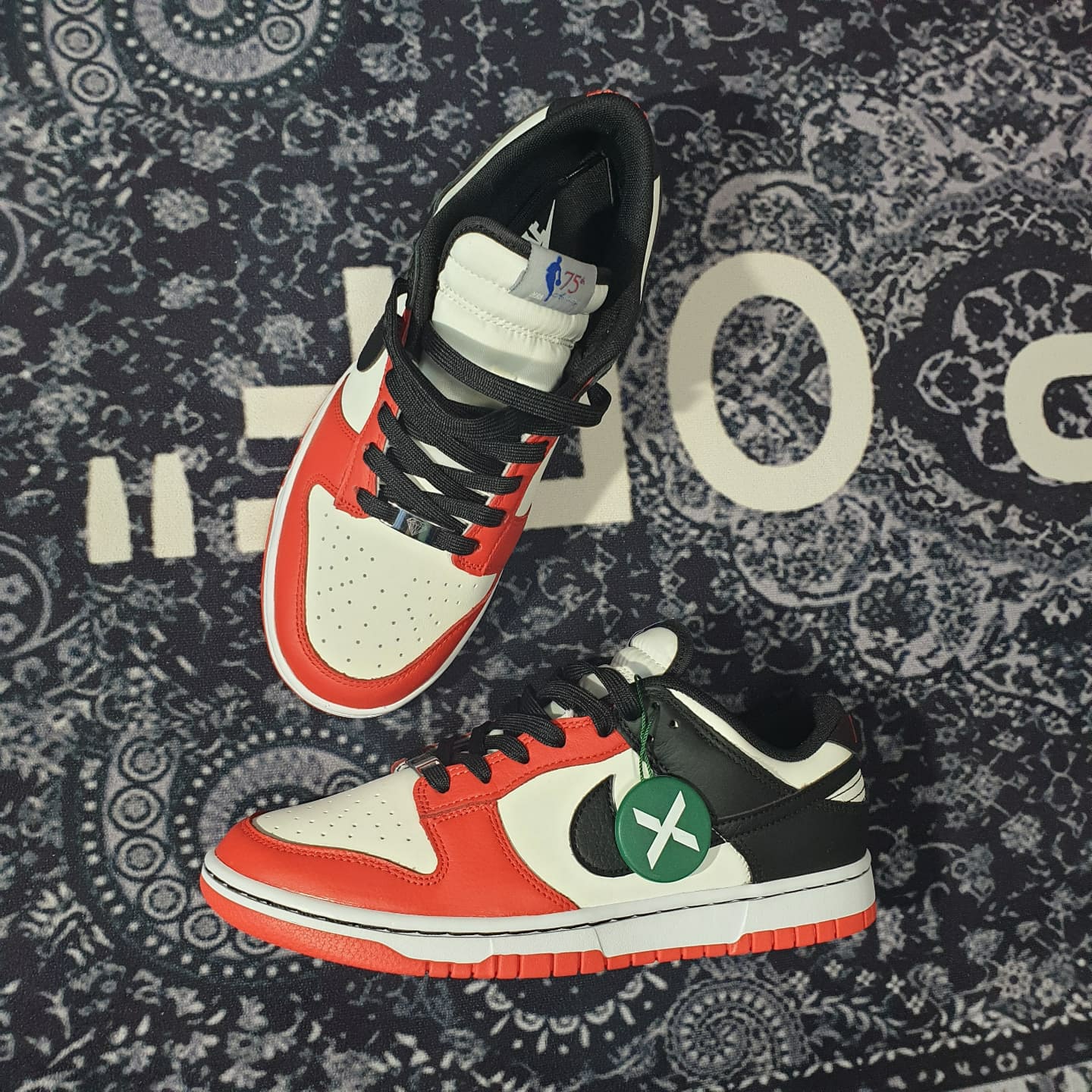 Nike x NBA Dunk Low Retro EMB Black and Chile Red 착용 스타일 - 2