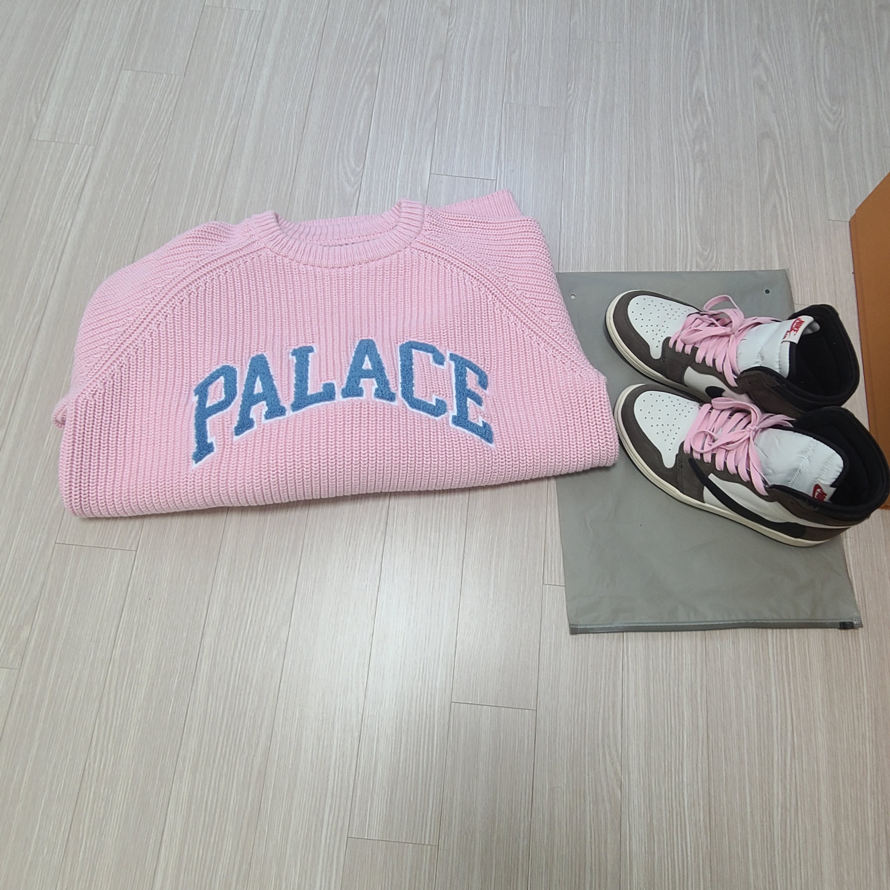 Jordan 1 x Travis Scott Retro High OG SP Mocha, Palace Collegiate Knit Pink - 21FW 착용 스타일