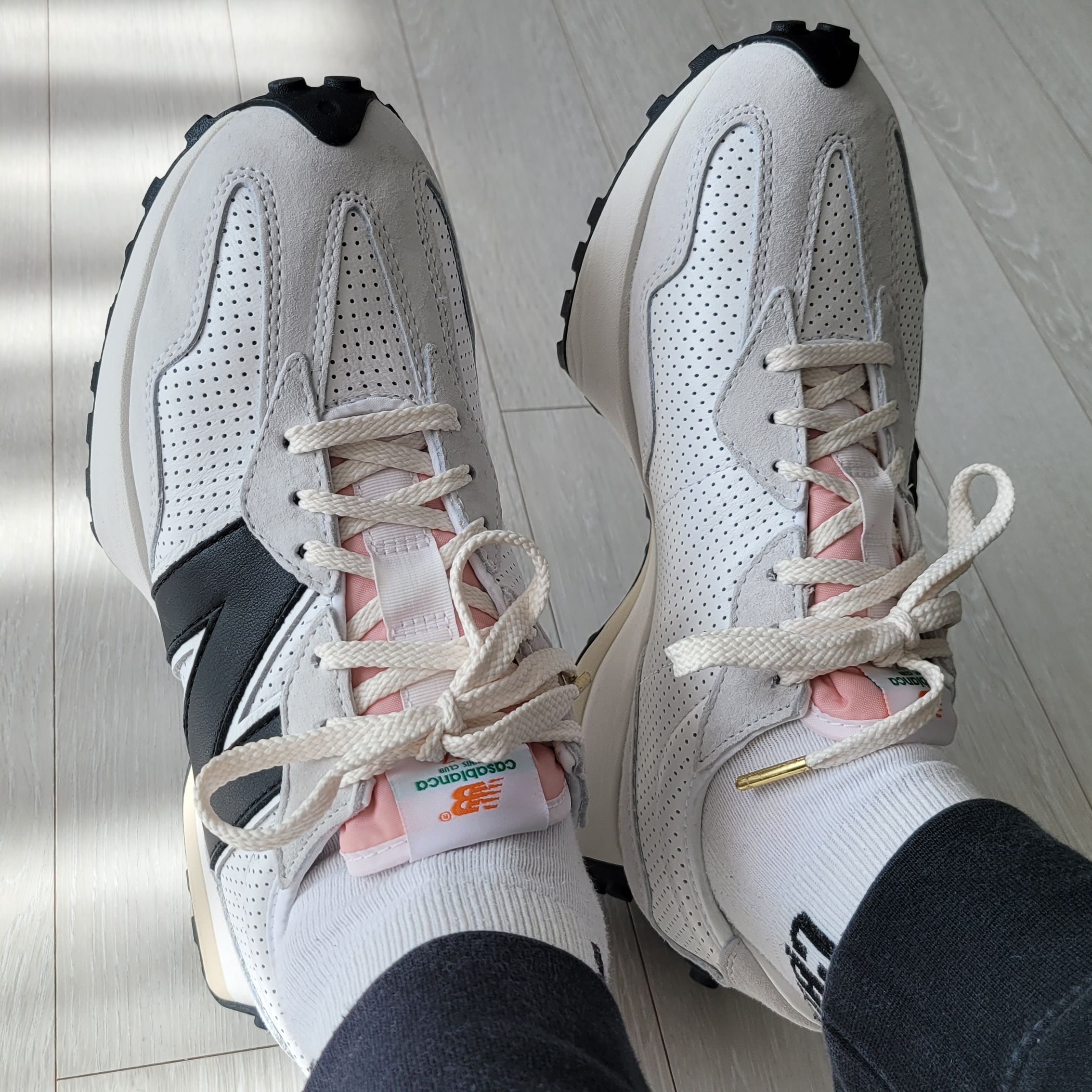 New Balance x Casablanca 327 Idealist Black Grey Pink 착용 스타일