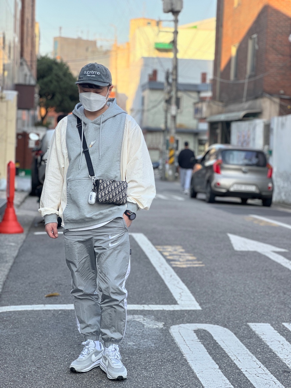 Nike NSW Hoodie BRS Dark Grey Heather, Nike x Sacai x Fragment LDWaffle Light Smoke Grey 착용 스타일