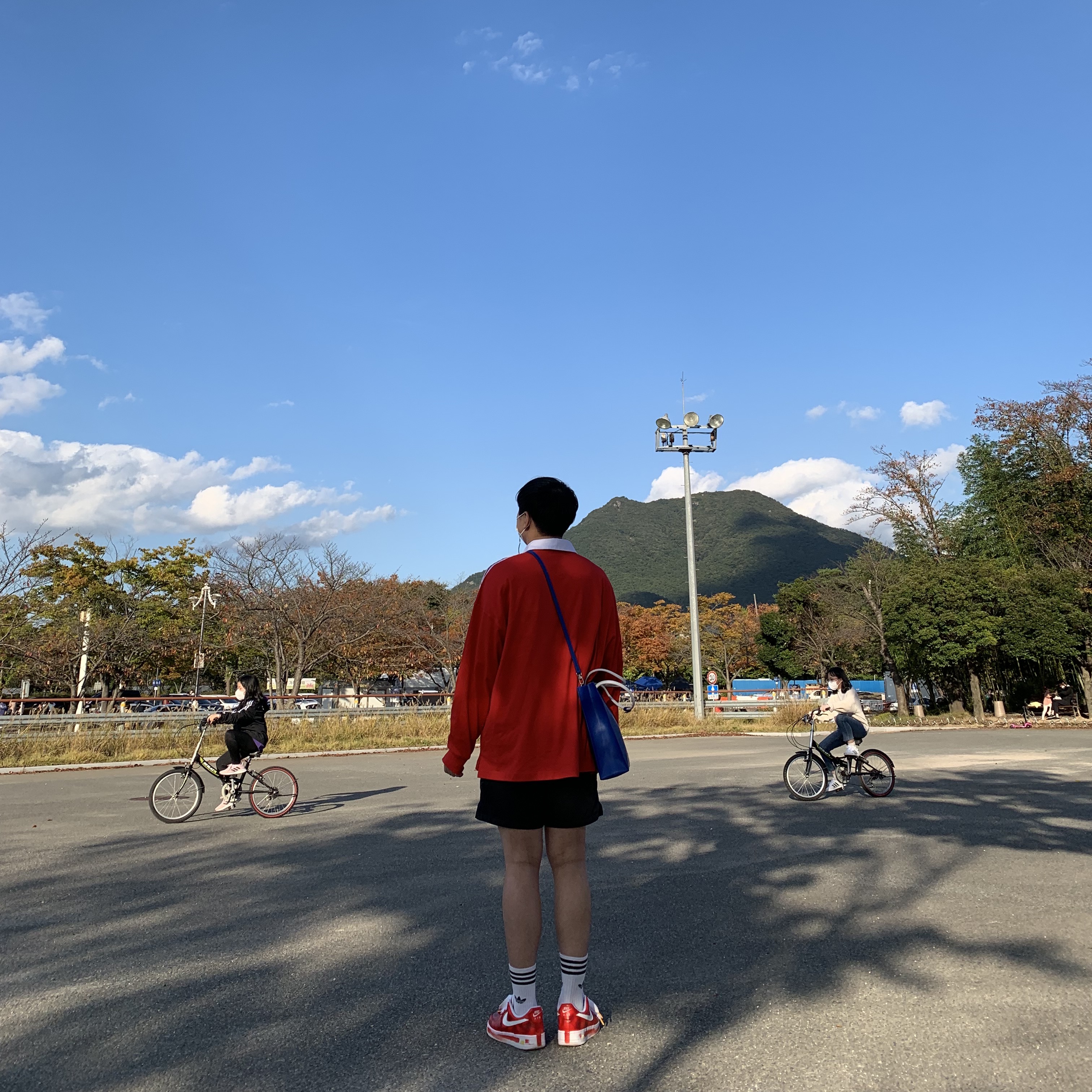 Ader Error Blue Bag Blue, Nike x Peaceminusone Air Force 1 Low Para-Noise 착용 스타일 - 2