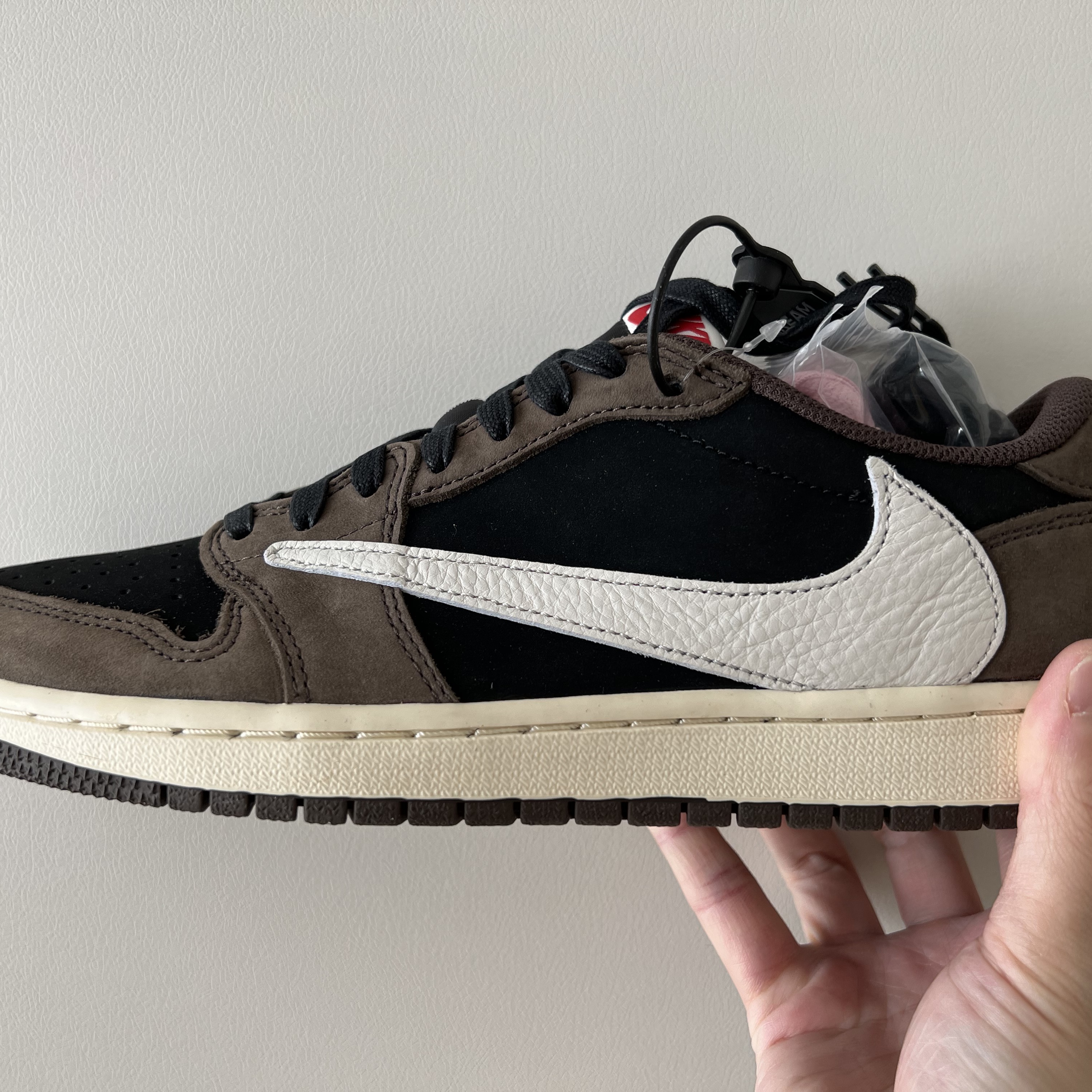 Jordan 1 x Travis Scott Retro Low OG SP Mocha 착용 스타일 - 2