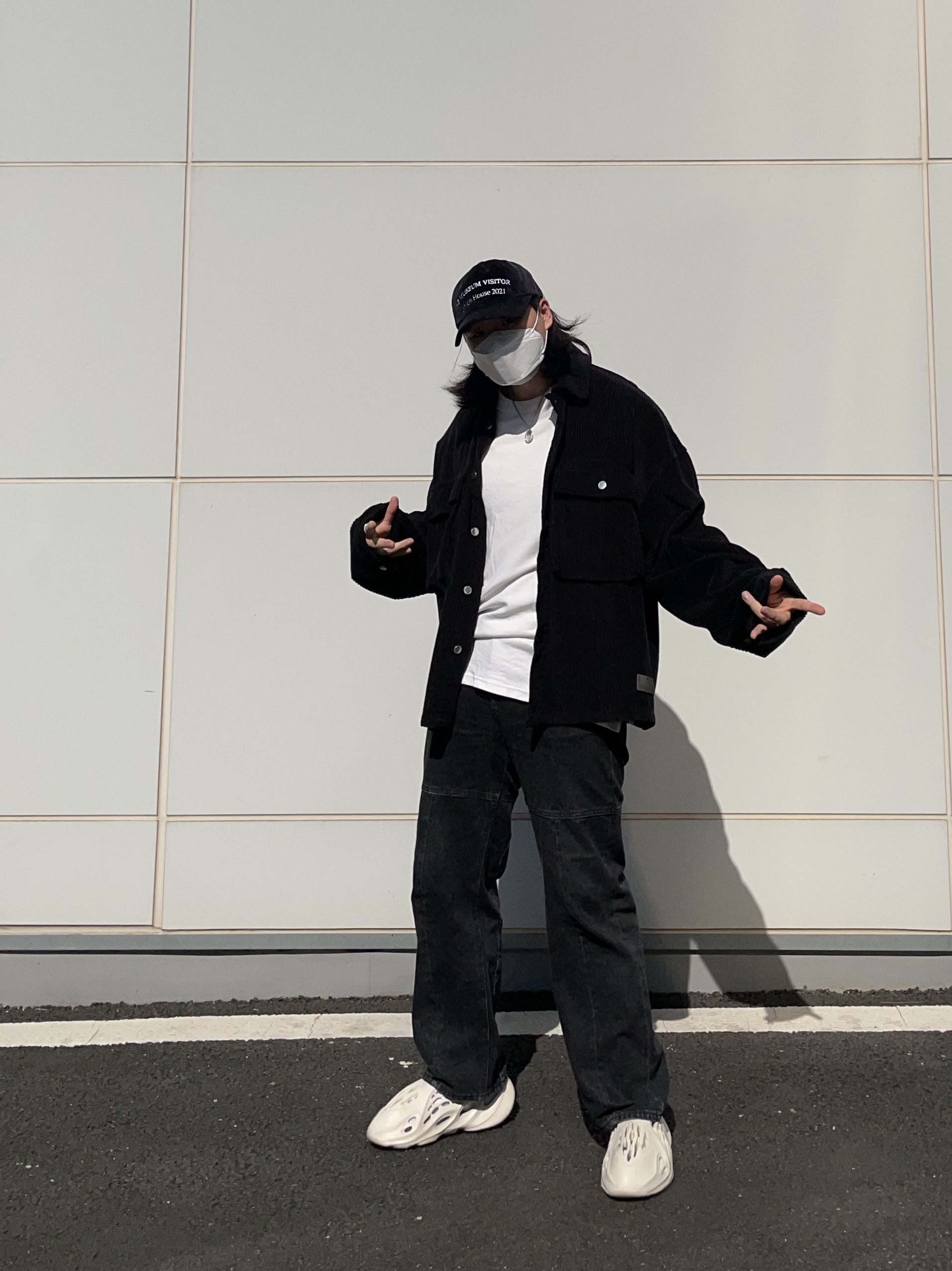 Adidas Yeezy Foam RNNR Sand 착용 스타일 - 2