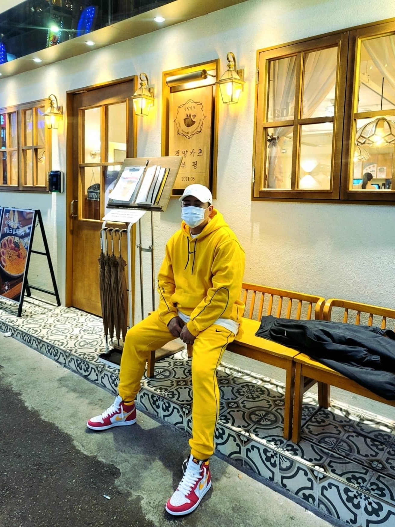 Nike x Drake Nocta Essential Hoodie University Gold - US/EU, Nike x Drake Nocta Fleece Pants University Gold - Asia 착용 스타일