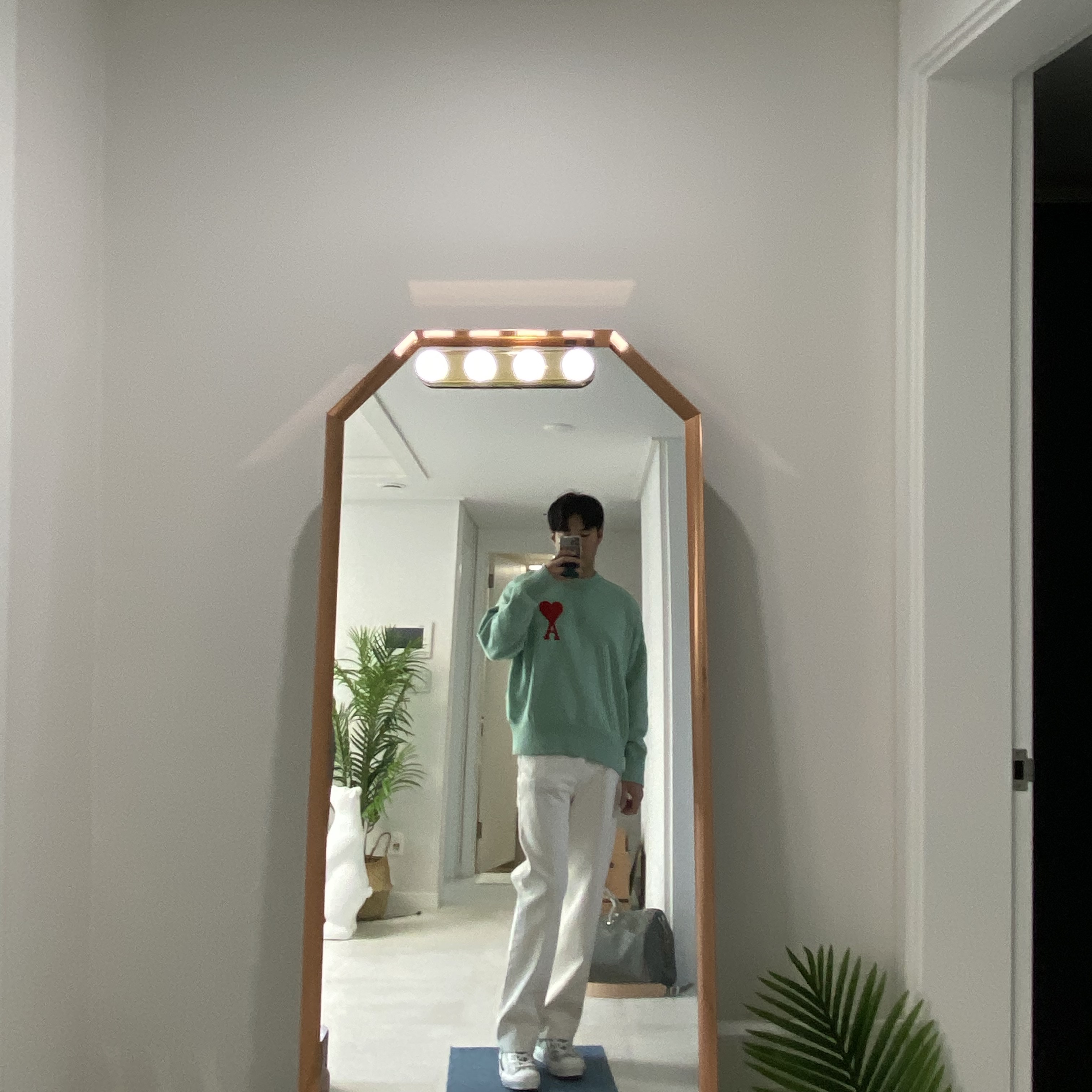 AMI de Coeur Oversize Sweater Green Aqua, Dior B23 High Dior Oblique White & Black 착용 스타일 - 1