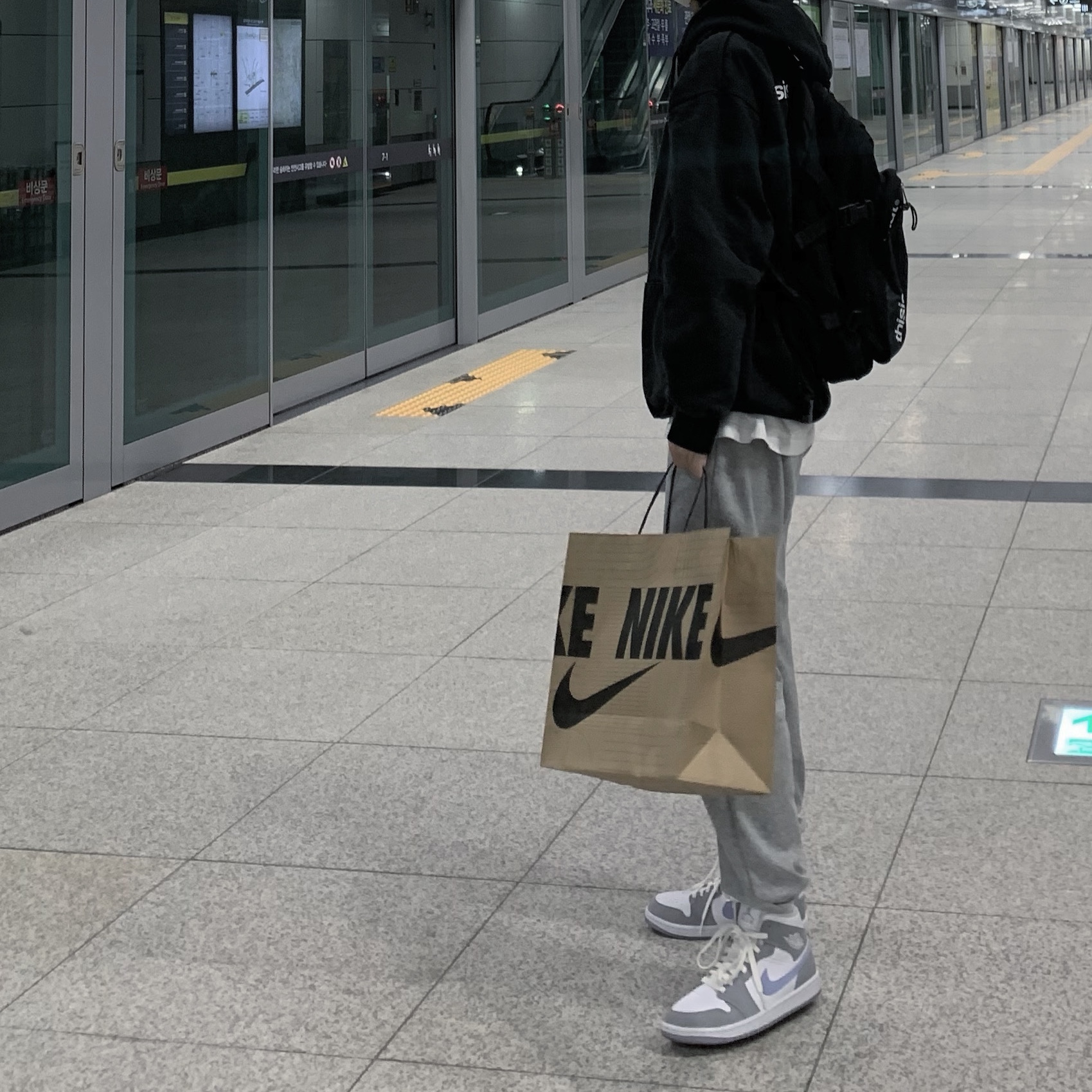(W) Jordan 1 Mid Wolf Grey, (W) Nike Dunk Low Black 착용 스타일