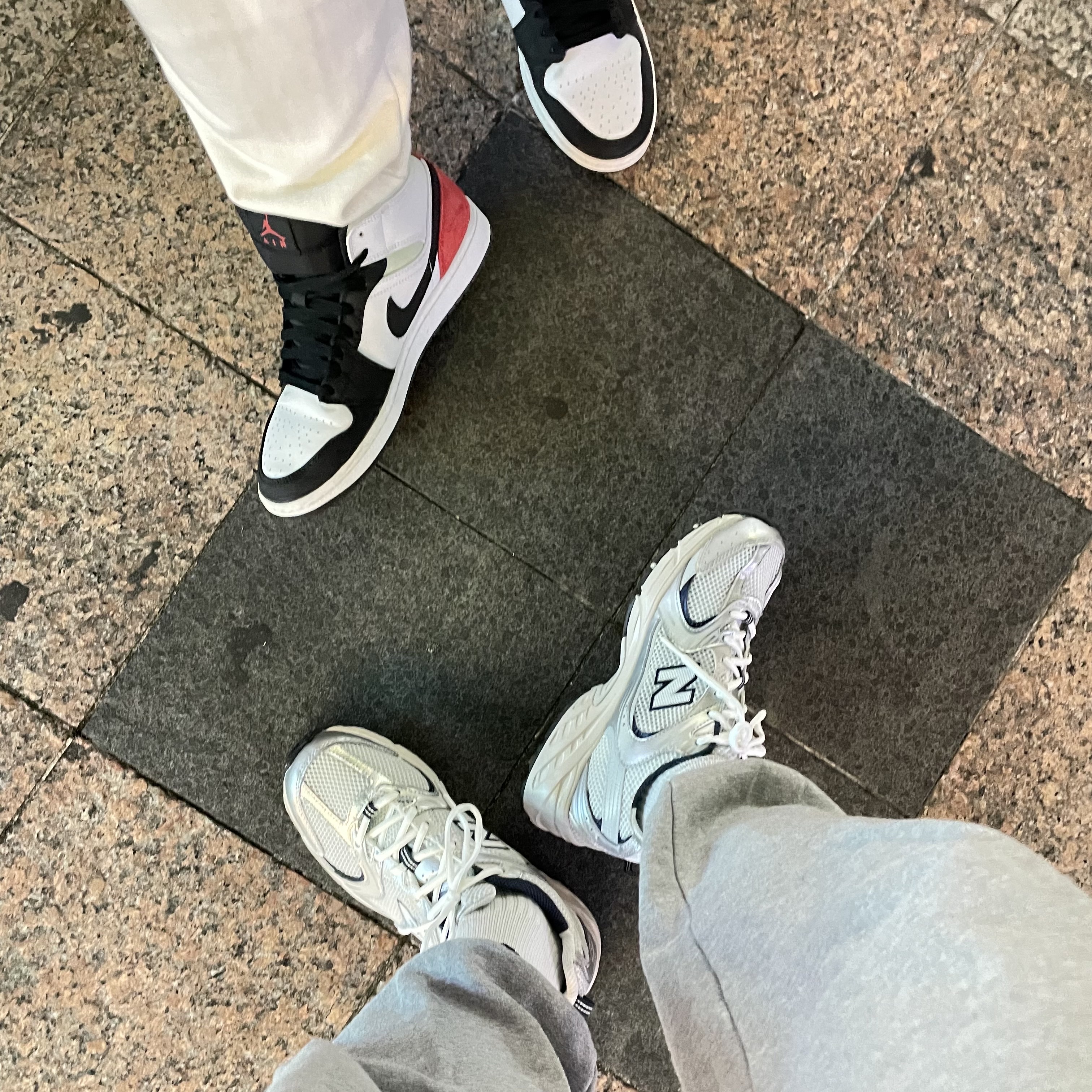 New Balance 530 Steel Grey, Jordan 1 Mid SE Track Red 착용 스타일