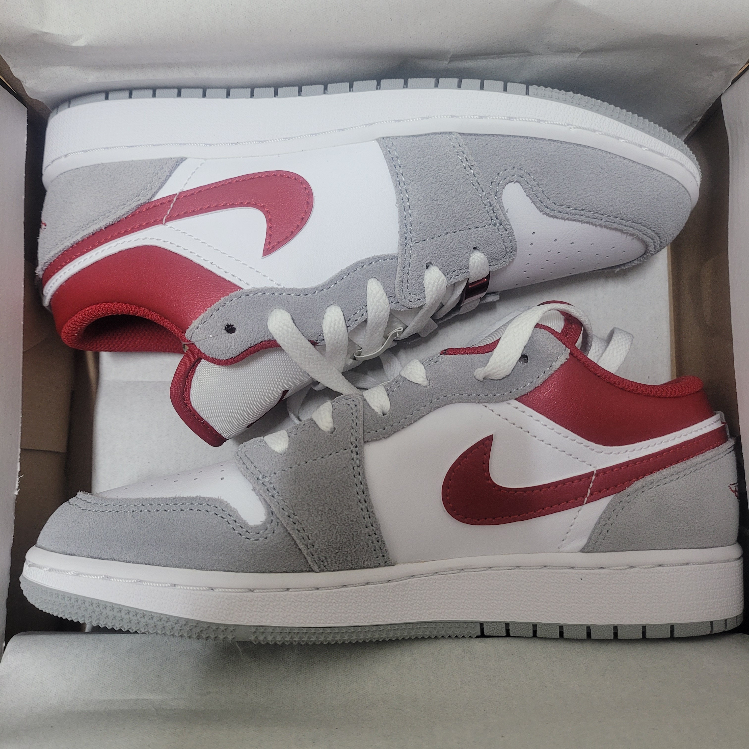 (GS) Jordan 1 Low SE Light Smoke Grey Gym Red 착용 스타일
