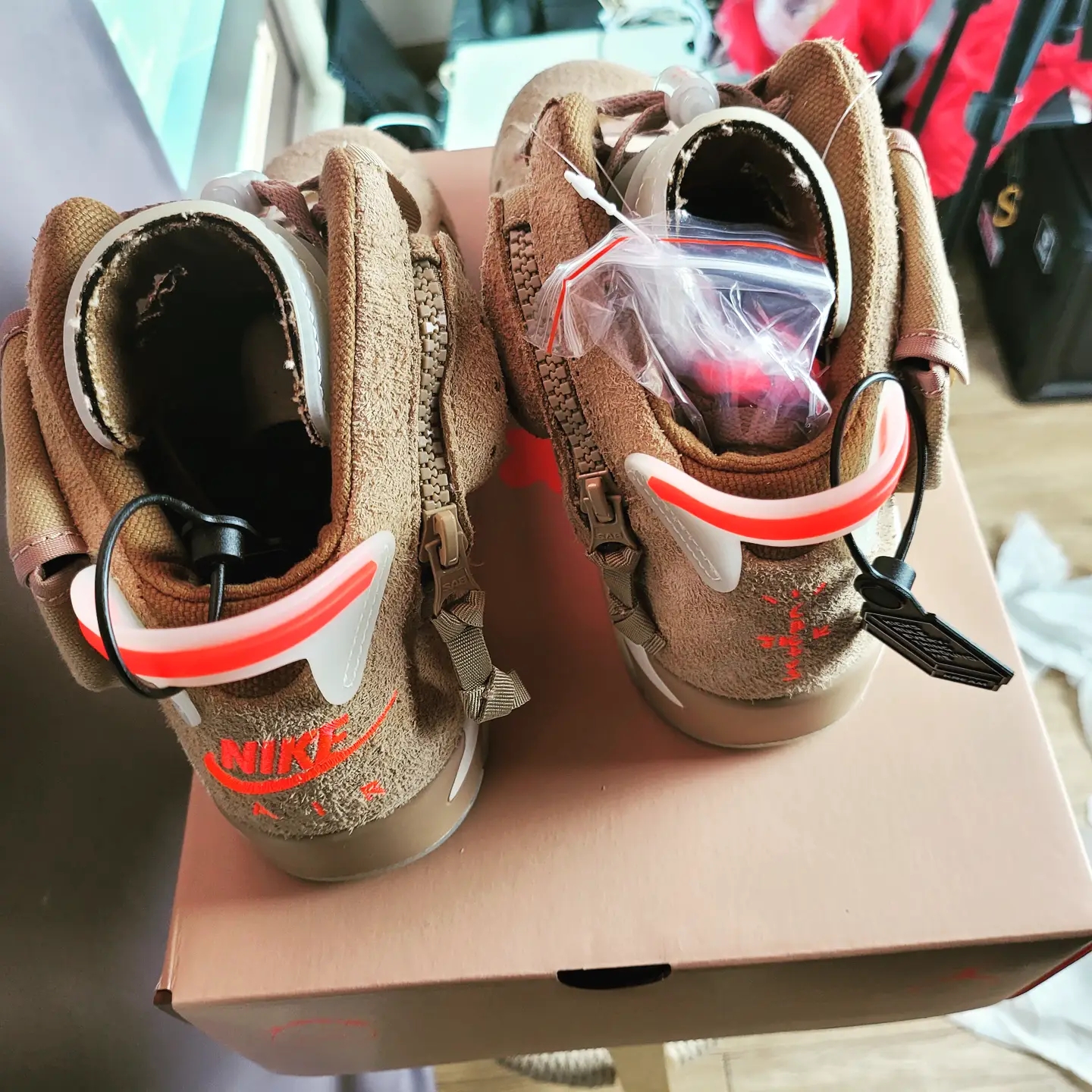 Jordan 6 x Travis Scott Retro SP British Khaki 착용 스타일 - 2