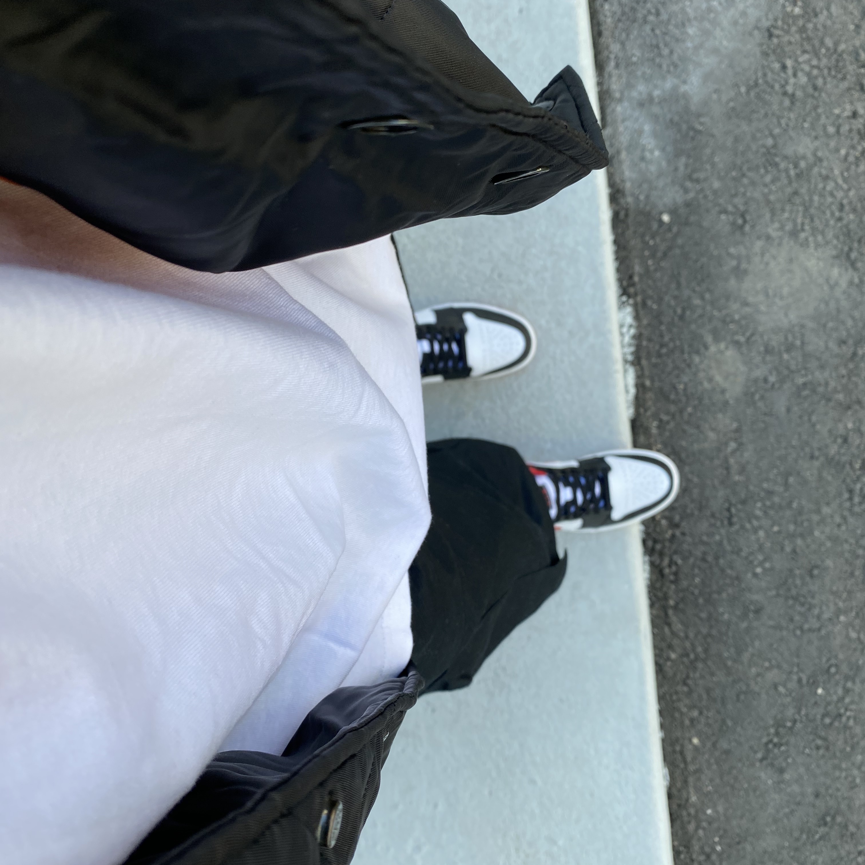 Jordan 1 Mid Gym Red Black White, Stussy Stock DSM Los Angeles T-Shirt White 착용 스타일 - 3