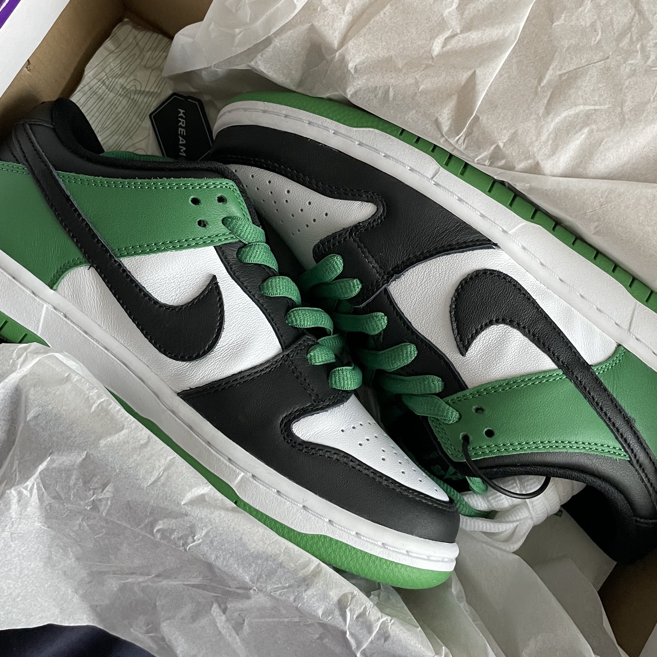 Nike SB Dunk Low Pro Black and Classic Green 착용 스타일