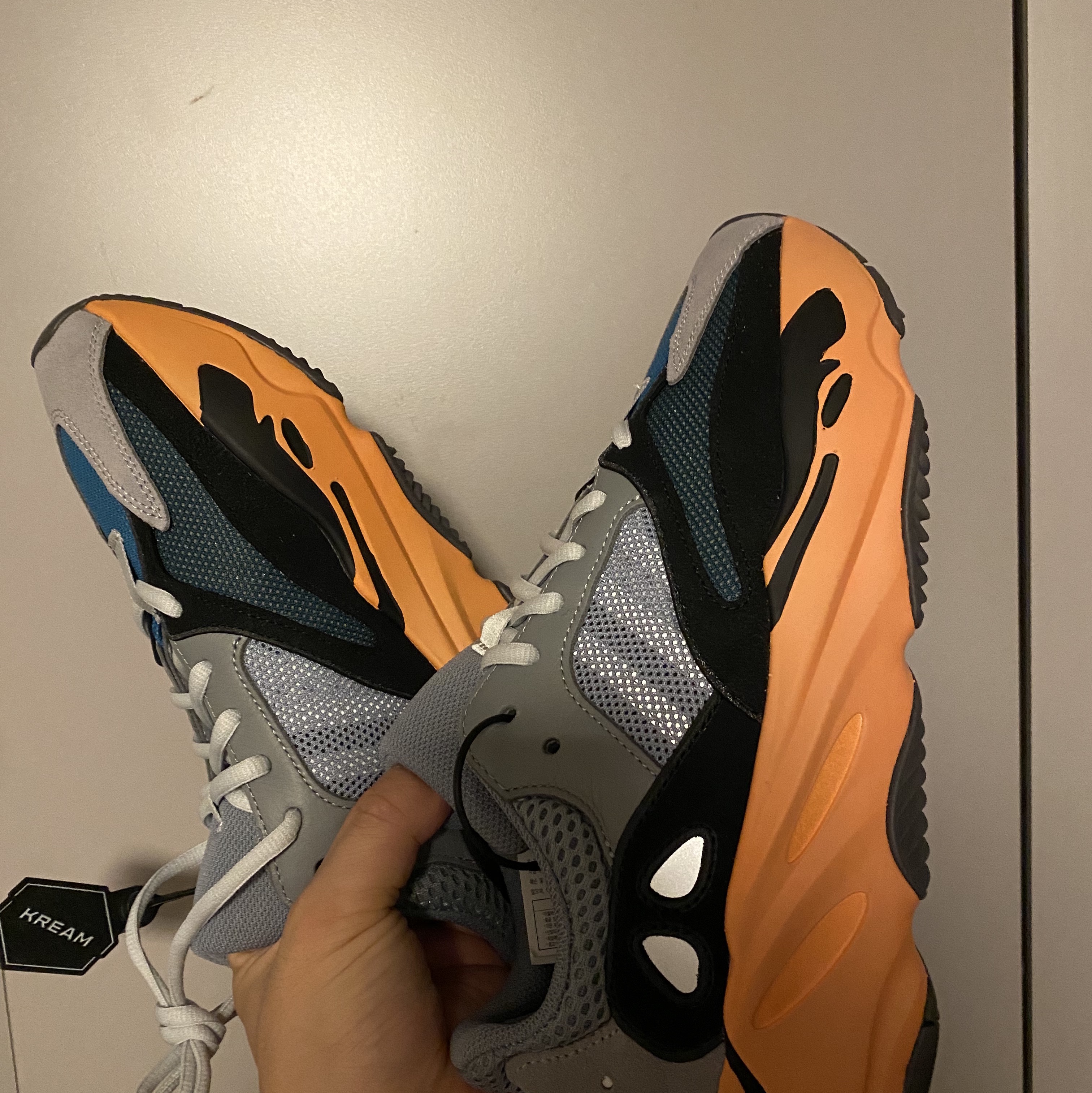 Adidas Yeezy Boost 700 Wash Orange 착용 스타일 - 3