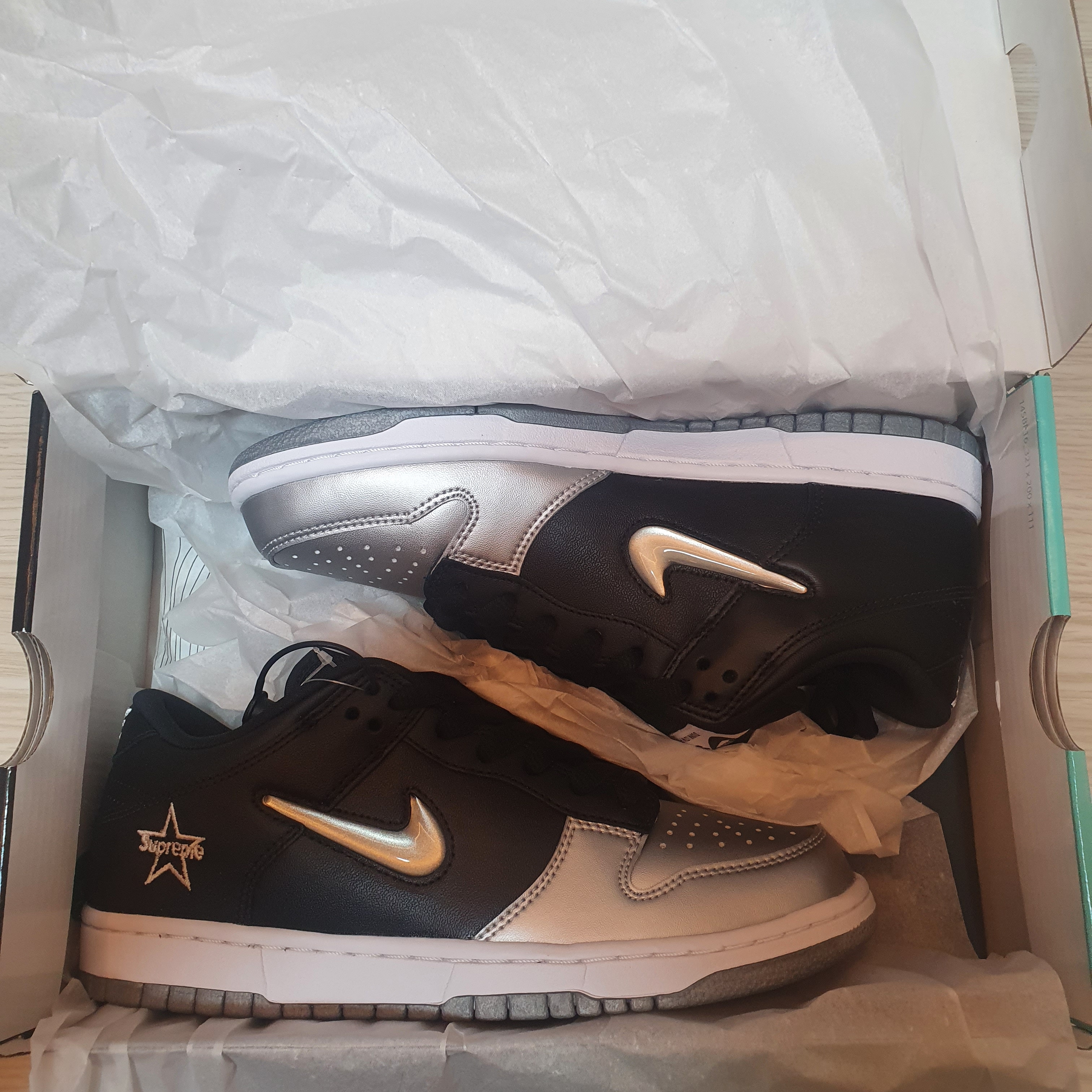 Nike x Supreme SB Dunk Low Jewel Swoosh Silver 착용 스타일 - 2