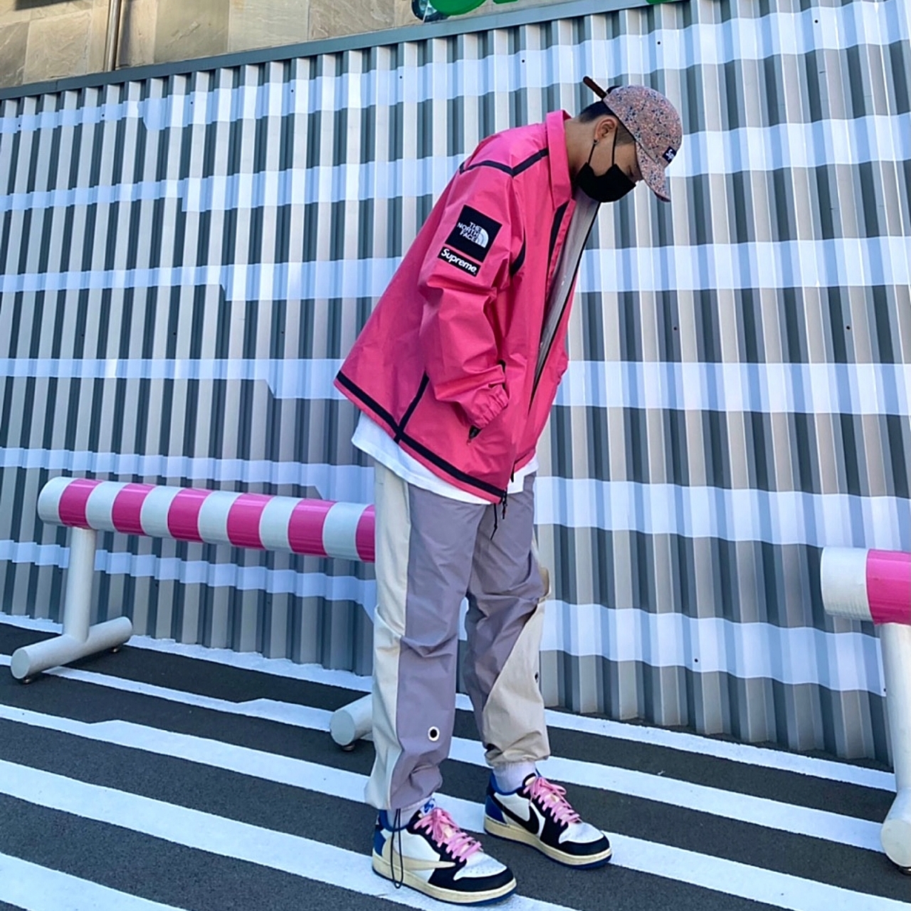Supreme x The North Face Summit Series Outer Tape Seam Coaches Jacket Pink - 21SS, Jordan 1 x Travis Scott x Fragment Retro Low OG SP Military Blue 착용 스타일 - 3
