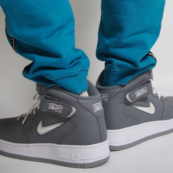 Nike Air Force 1 Mid QS NYC Cool Grey 착용 스타일 - 3
