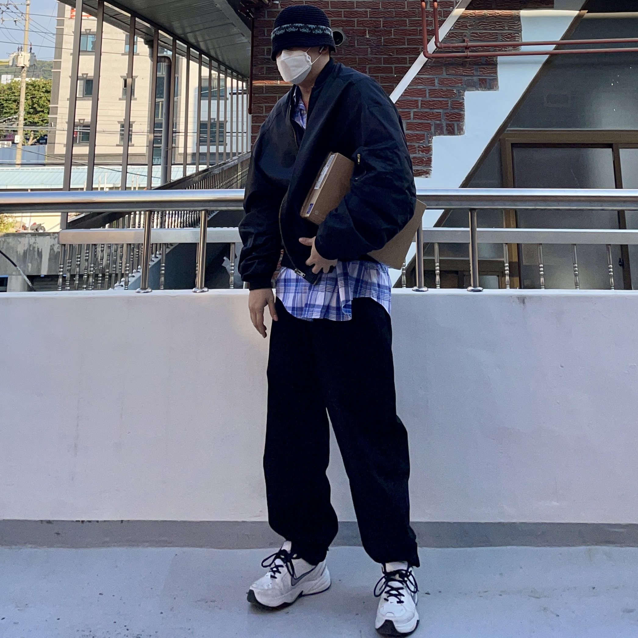Nike Air Monarch IV White Navy 착용 스타일