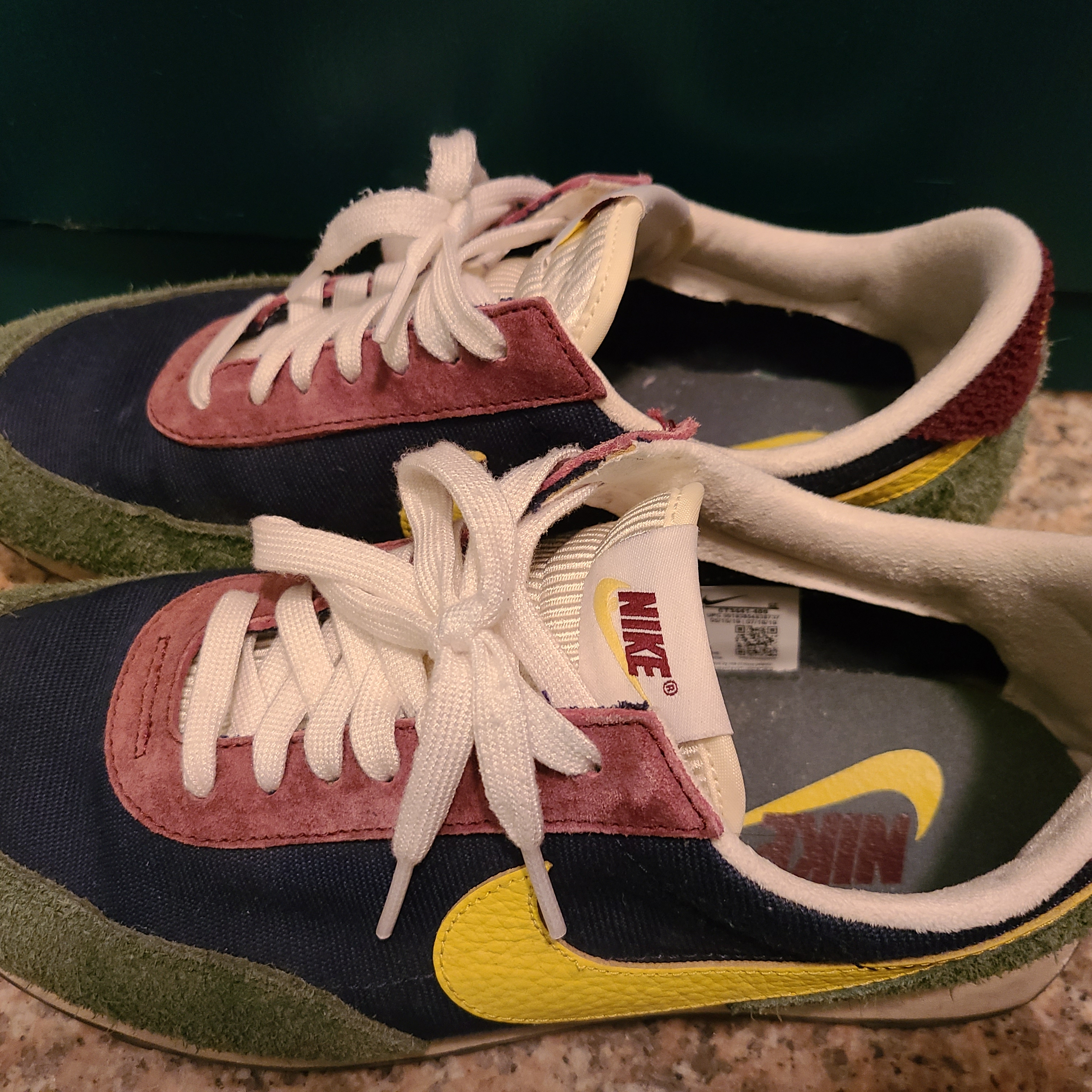 Nike Daybreak Obsidian Dynamic Yellow 착용 스타일 - 1