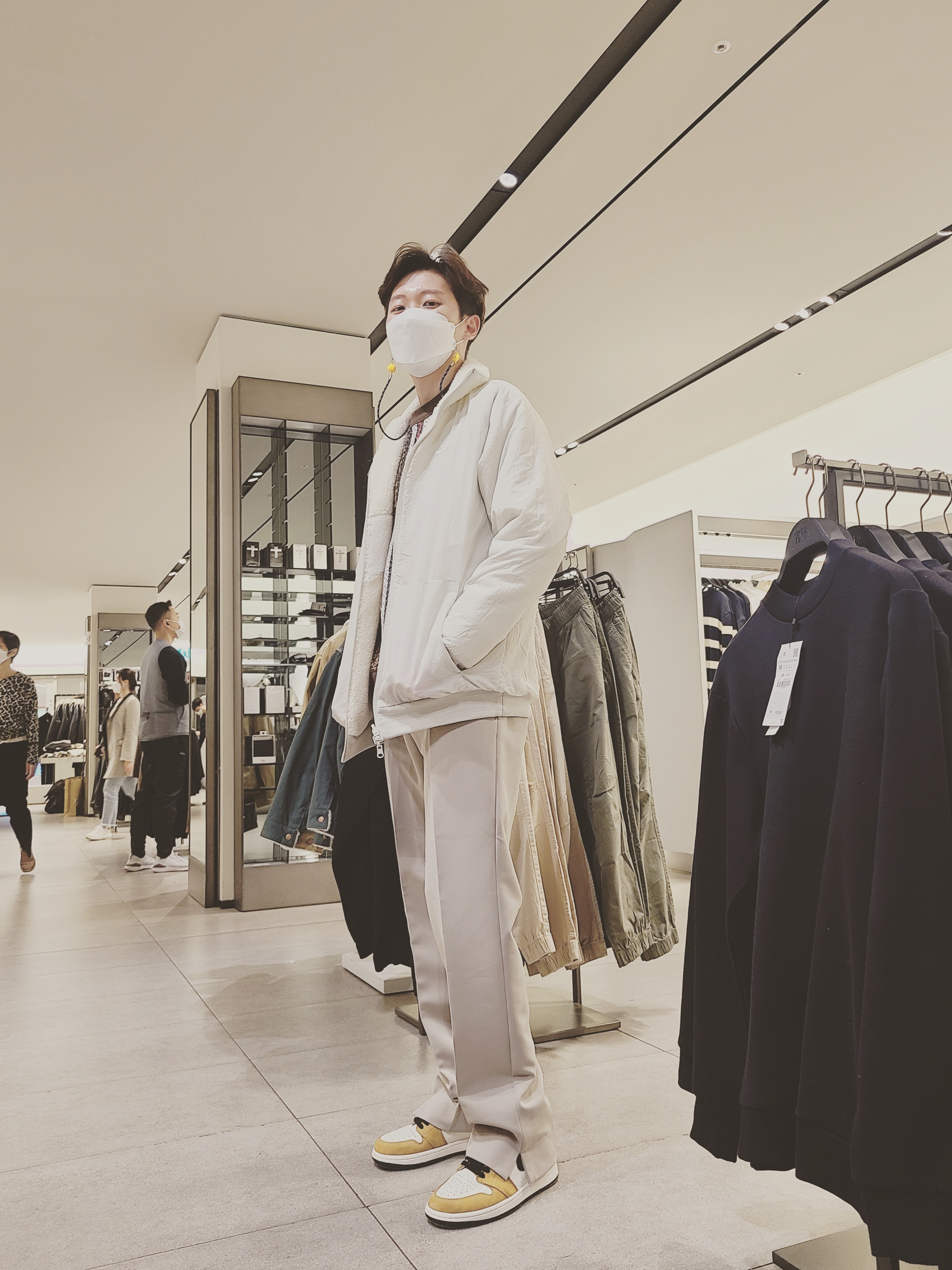 Jordan 1 Retro High Rookie of the Year, Nike Big Swoosh Full Zip Jacket Light Bone Sail 착용 스타일