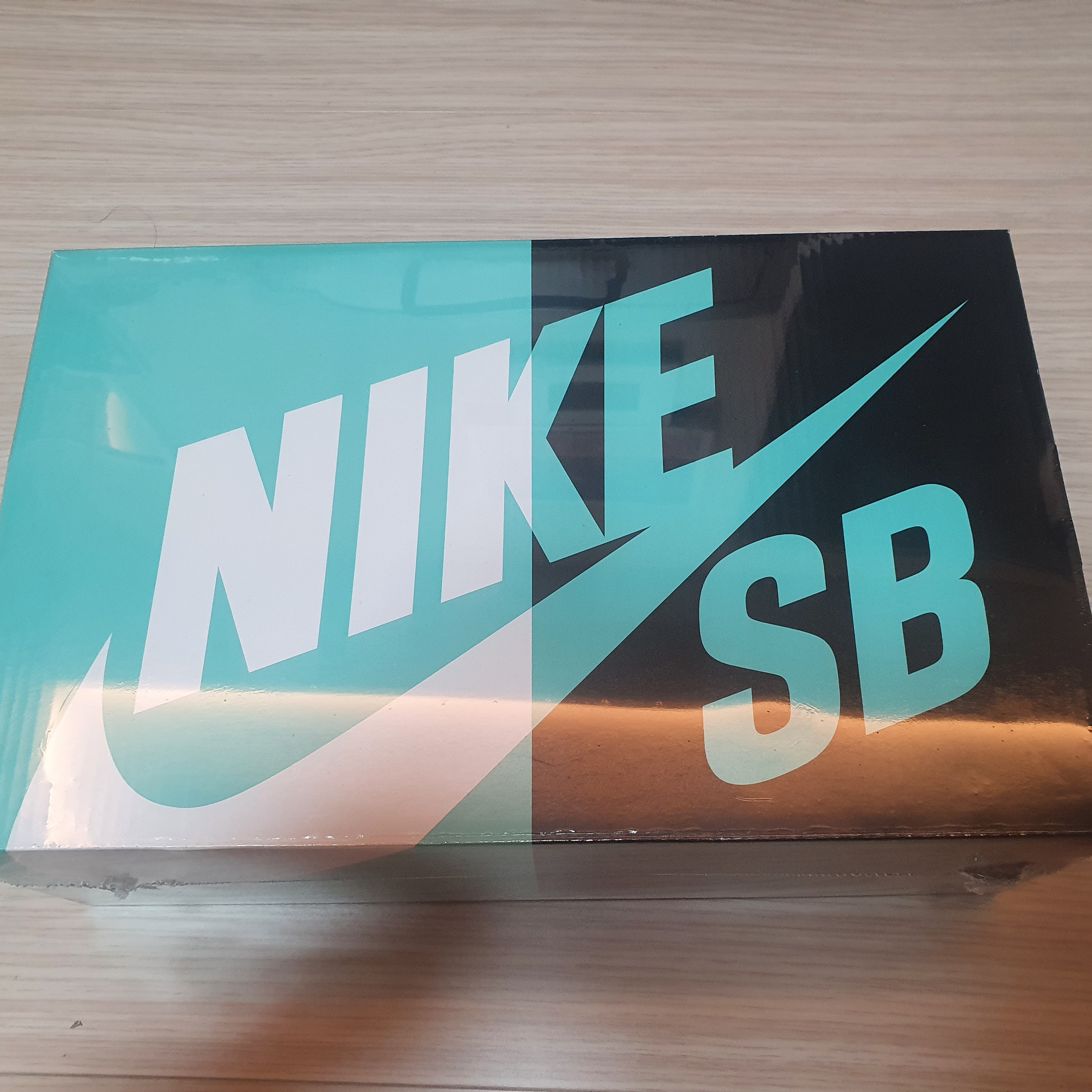 Nike x Supreme SB Dunk Low Jewel Swoosh Silver 착용 스타일 - 1