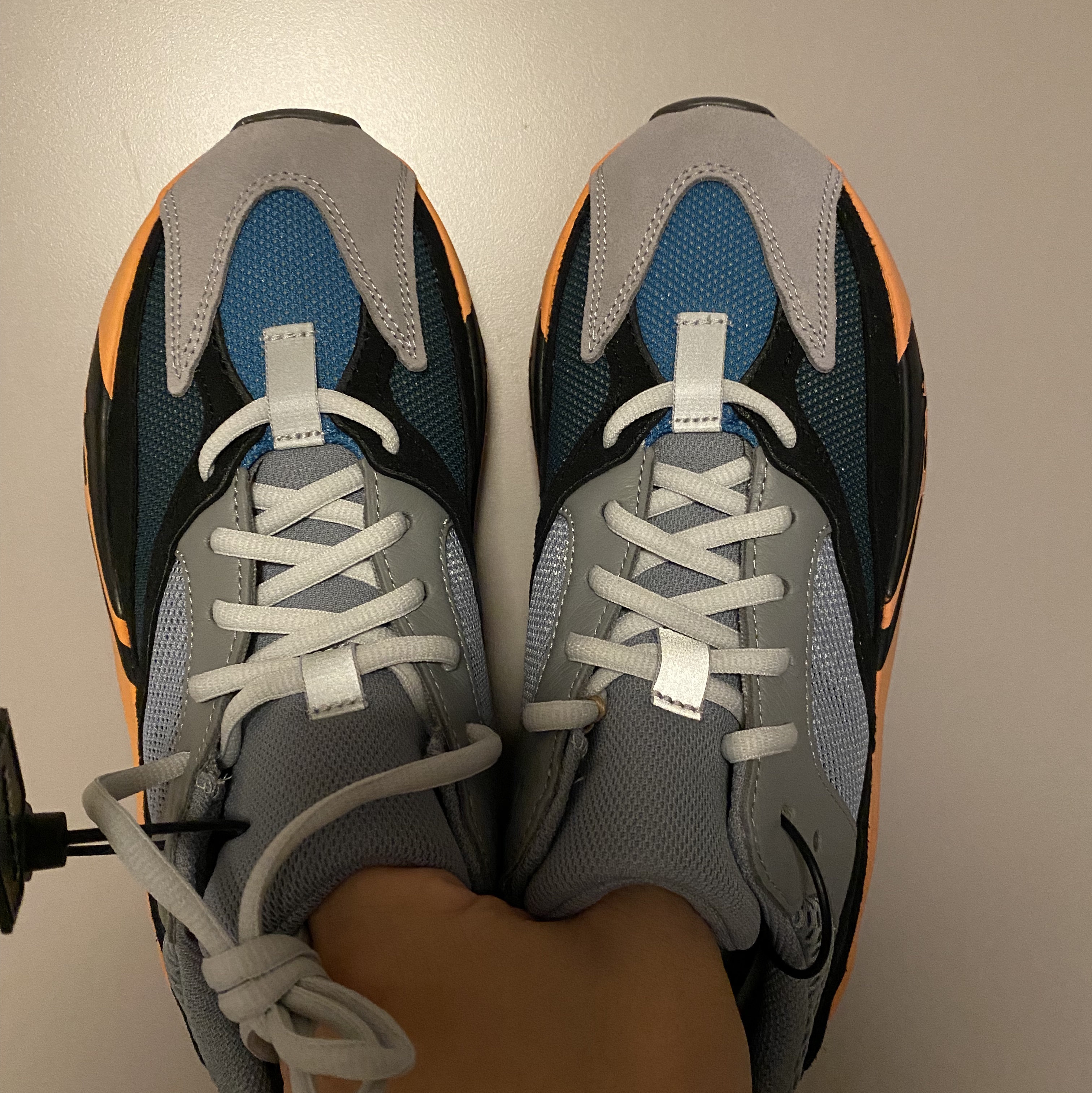 Adidas Yeezy Boost 700 Wash Orange 착용 스타일 - 1