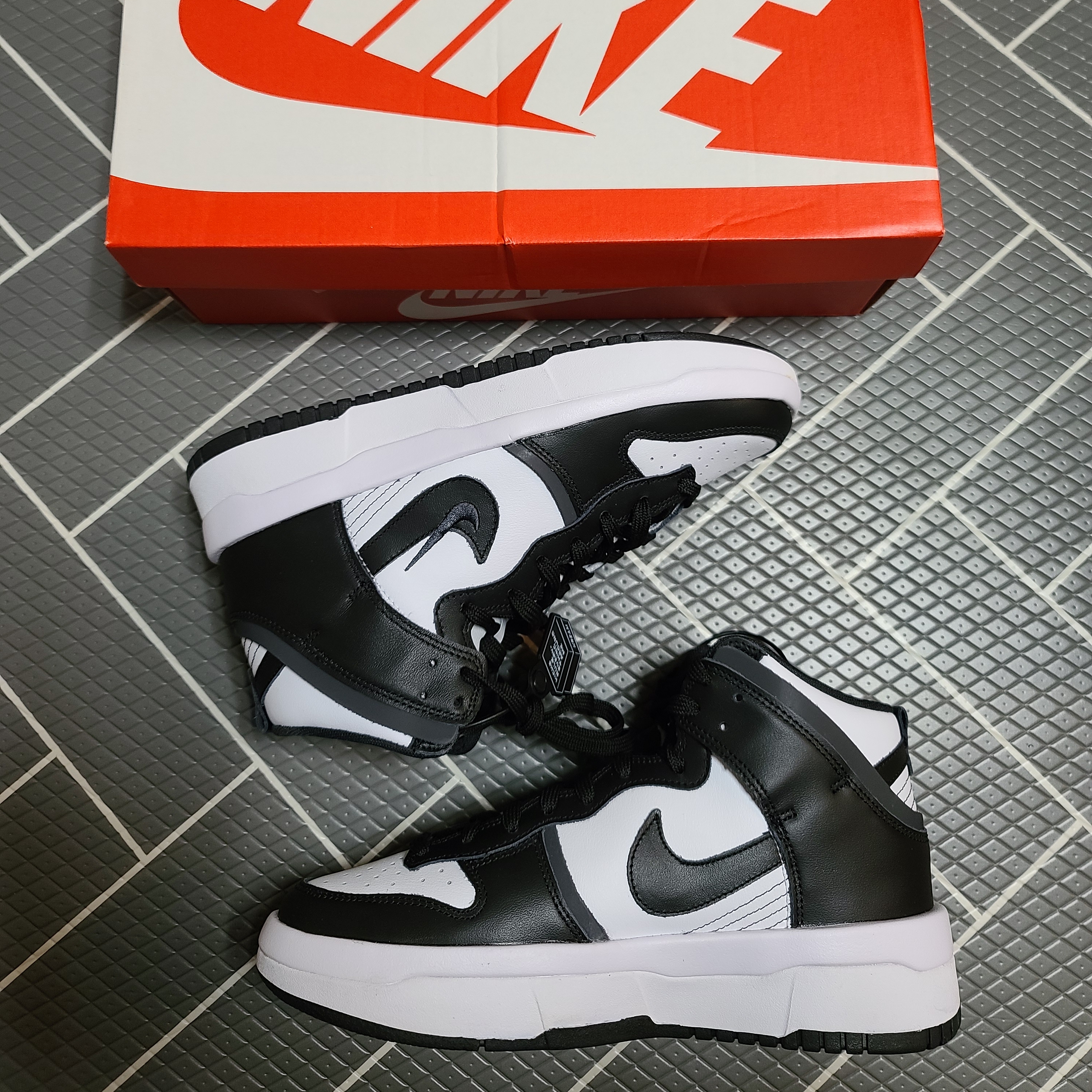 (W) Nike Dunk High Up Black and White 착용 스타일 - 2