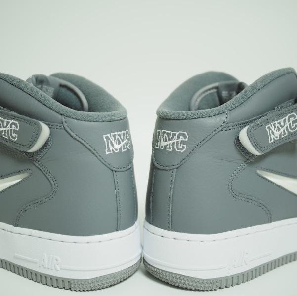 Nike Air Force 1 Mid QS NYC Cool Grey 착용 스타일 - 2