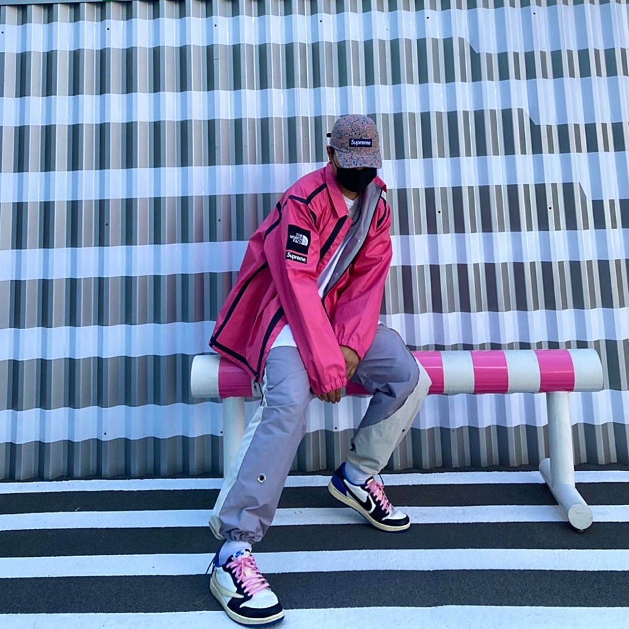 Supreme x The North Face Summit Series Outer Tape Seam Coaches Jacket Pink - 21SS, Jordan 1 x Travis Scott x Fragment Retro Low OG SP Military Blue 착용 스타일 - 4