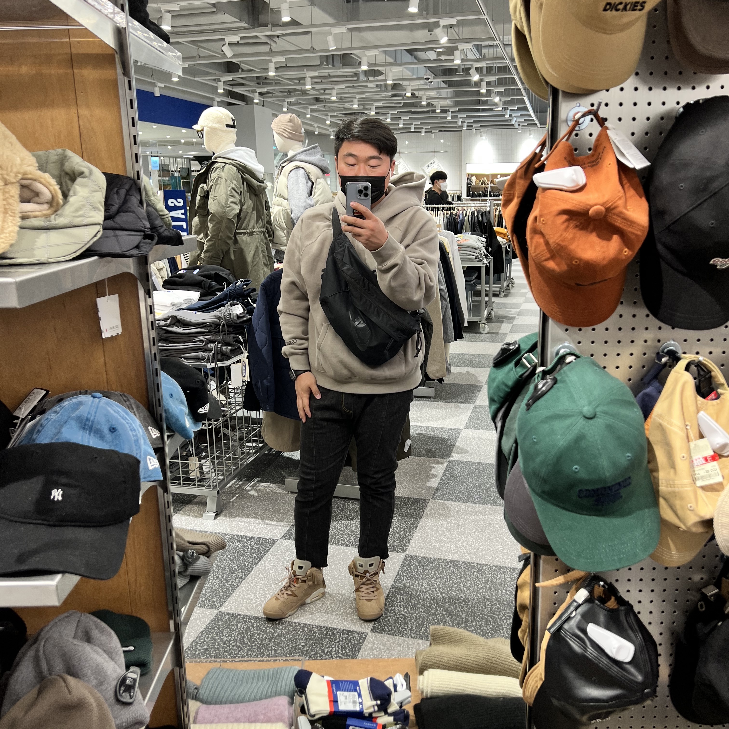 Essentials 3D Silicon Applique Pullover Hoodie Taupe - 20FW, Jordan 6 x Travis Scott Retro SP British Khaki 착용 스타일 - 3
