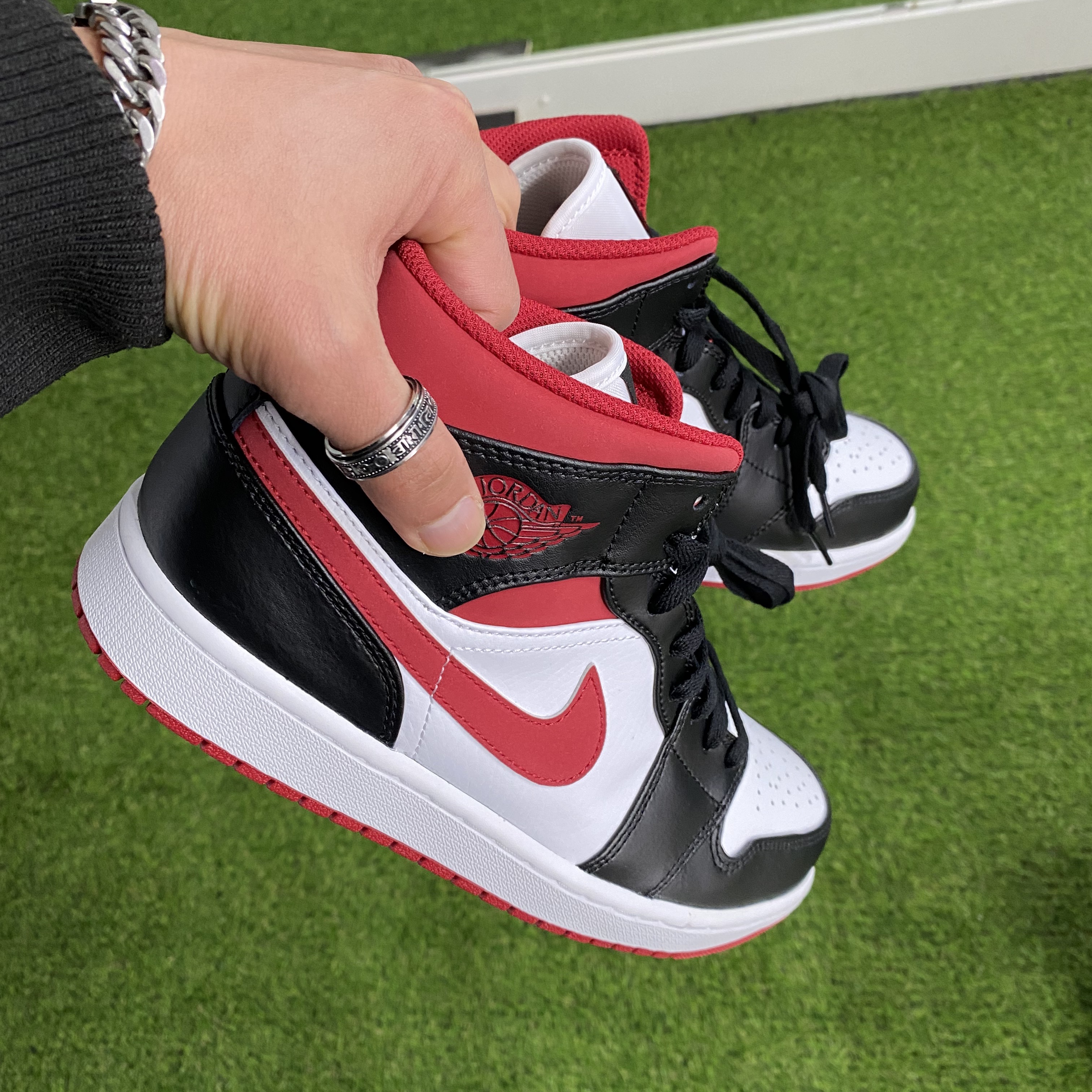 Jordan 1 Mid Gym Red Black White, Stussy Stock DSM Los Angeles T-Shirt White 착용 스타일 - 2