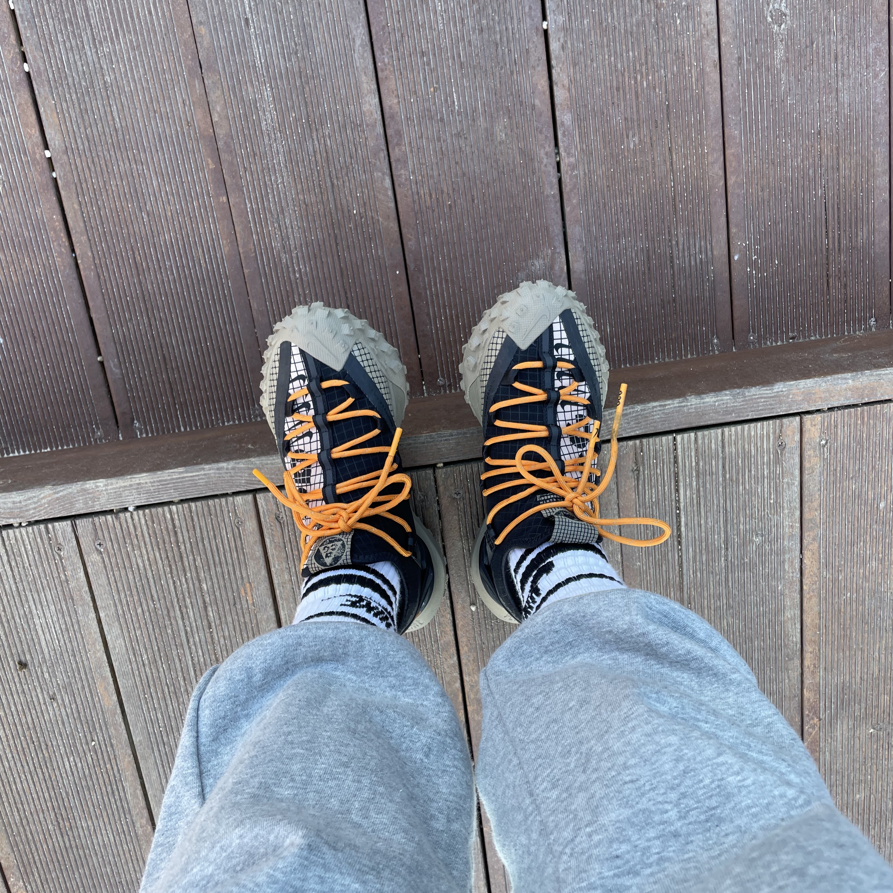 Nike ACG Mountain Fly Low Fossil Stone 착용 스타일