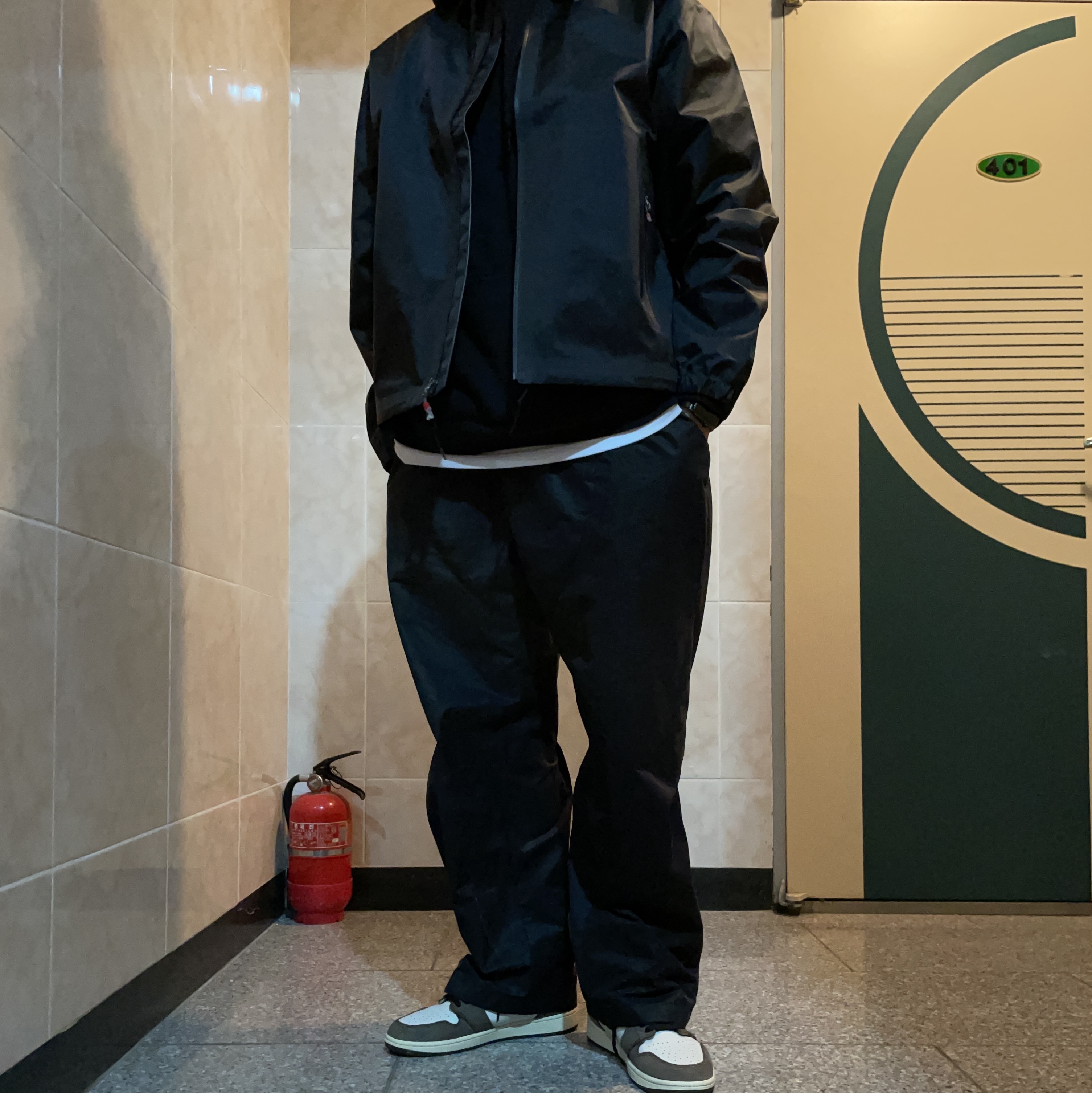 Jordan 1 x Travis Scott Retro High OG SP Mocha, Supreme x The North Face Summit Series Outer Tape Seam Coaches Jacket Black - 21SS 착용 스타일