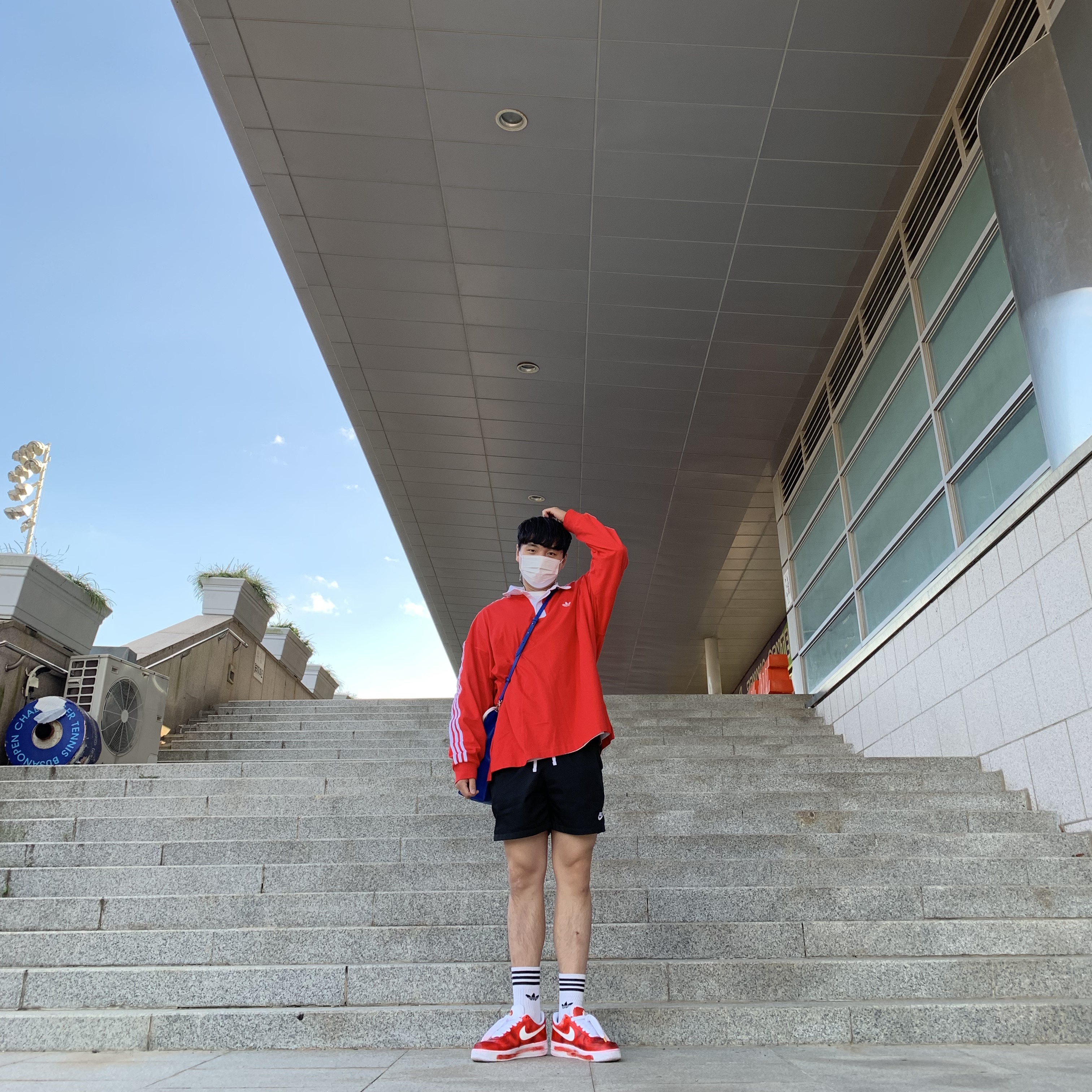 Ader Error Blue Bag Blue, Nike x Peaceminusone Air Force 1 Low Para-Noise 착용 스타일 - 4