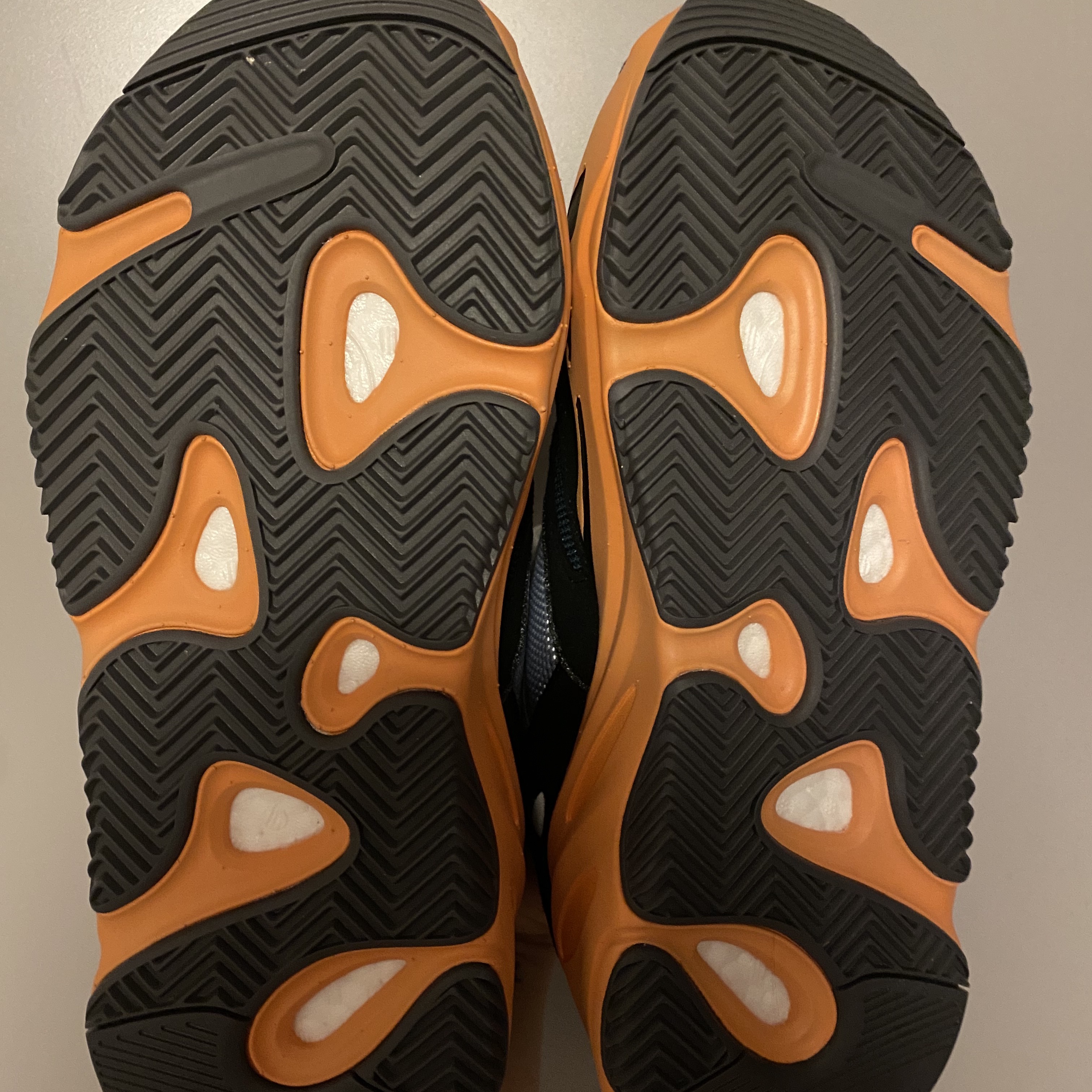 Adidas Yeezy Boost 700 Wash Orange 착용 스타일 - 4
