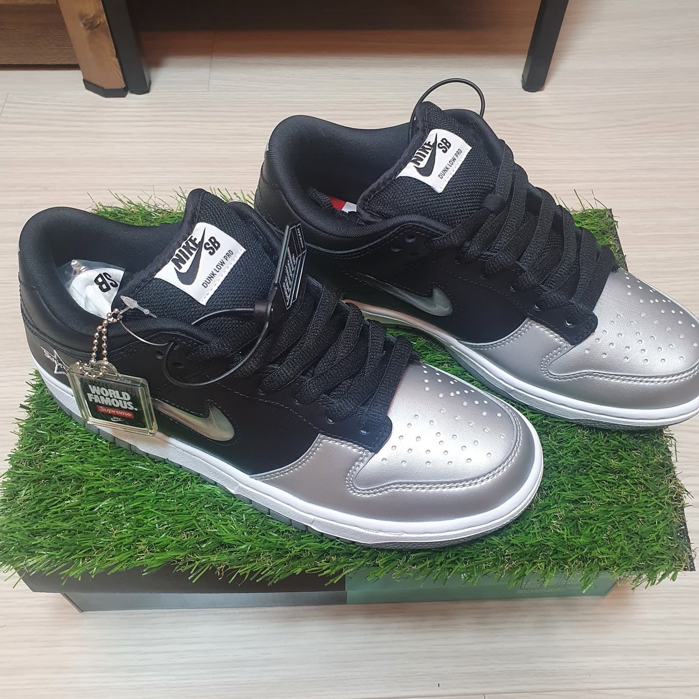 Nike x Supreme SB Dunk Low Jewel Swoosh Silver 착용 스타일 - 4