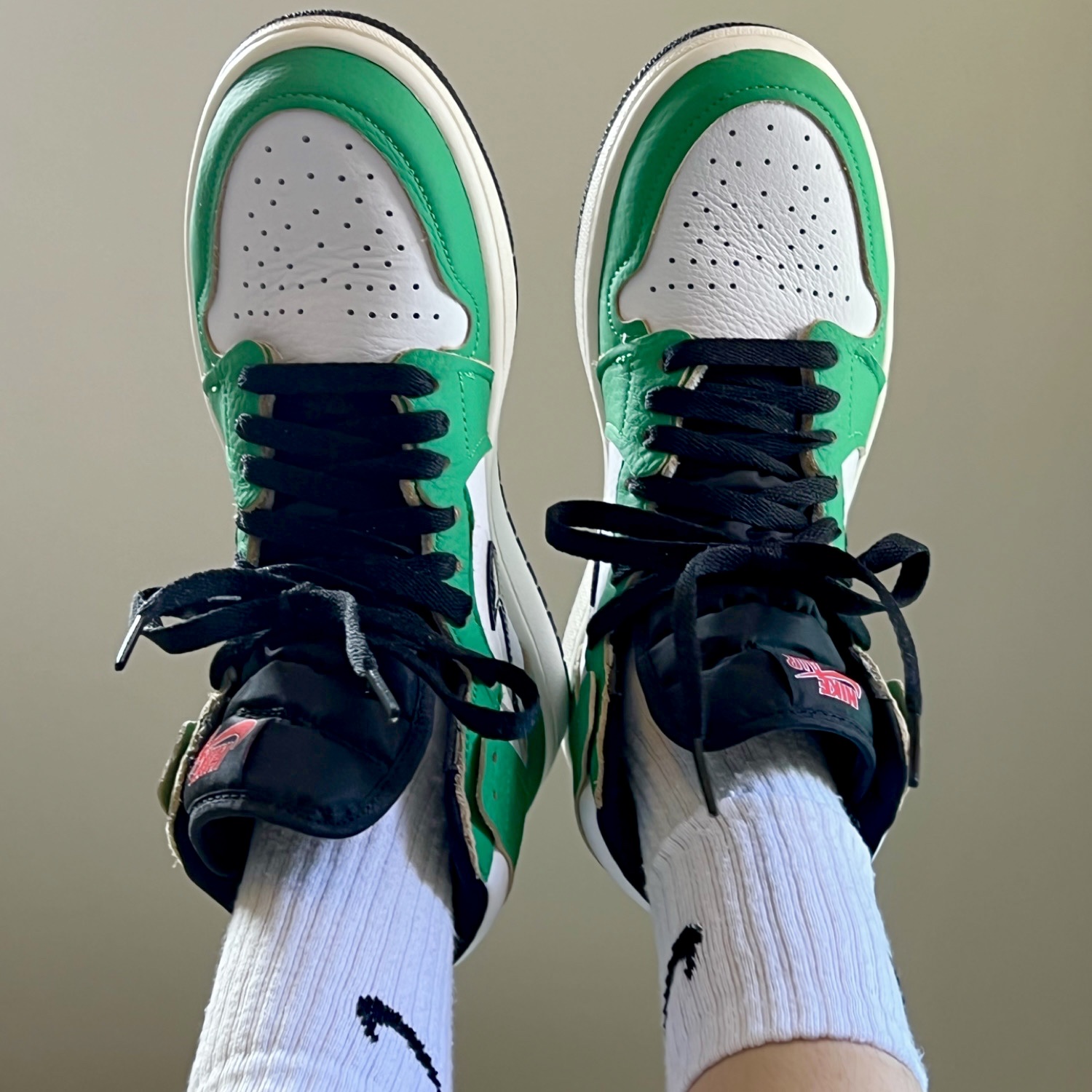 (W) Jordan 1 Retro High OG Lucky Green 착용 스타일 - 1