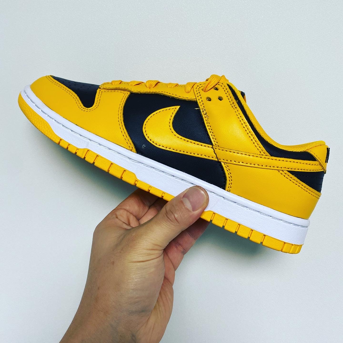 Nike Dunk Low Retro Championship Goldenrod 착용 스타일 - 1